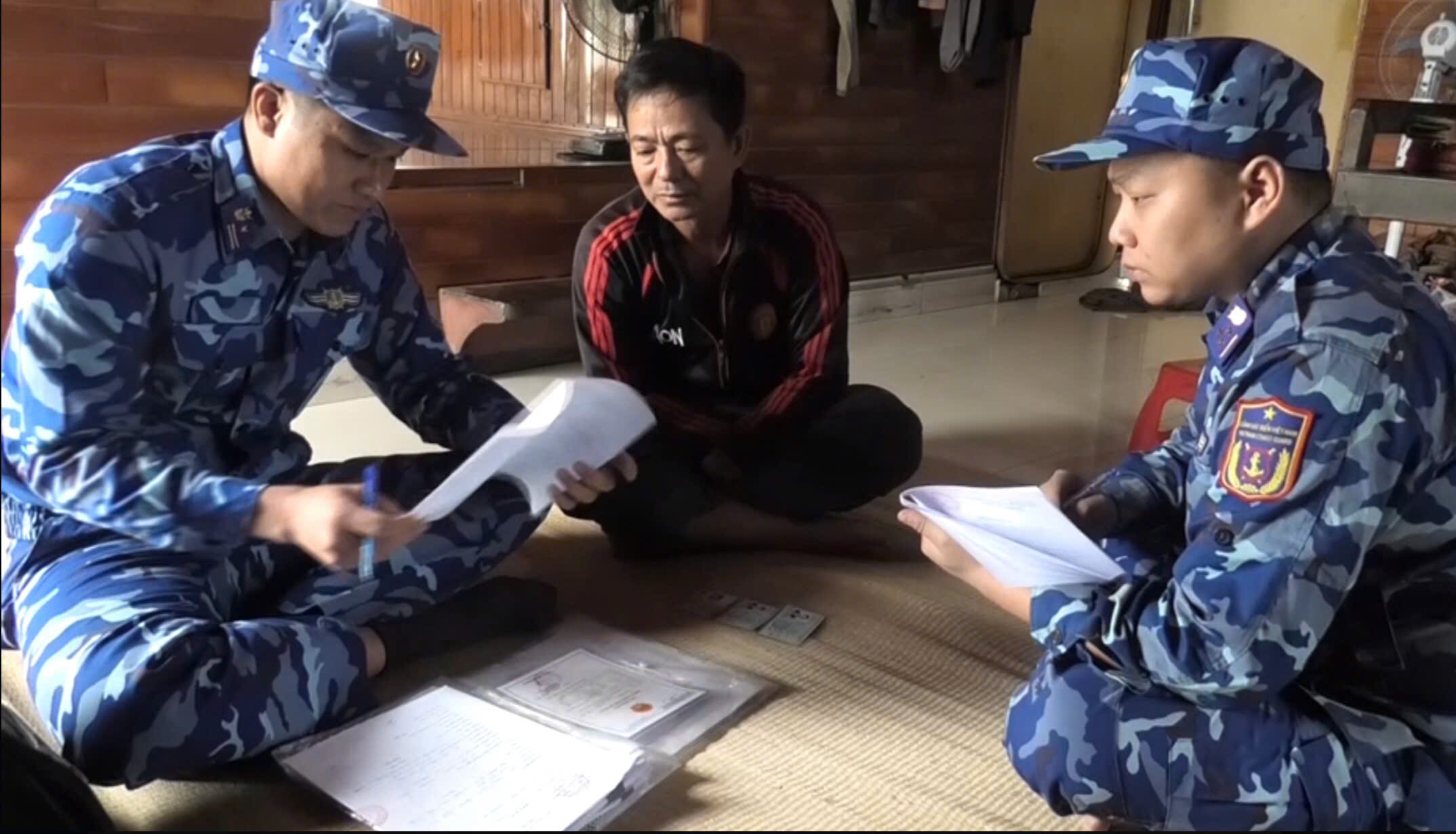 Thuyền trưởng cùng các thuyền viên không thể xuất trình được bất kỳ giấy tờ nào chứng minh nguồn gốc hợp pháp của số hàng hóa trên tàu.