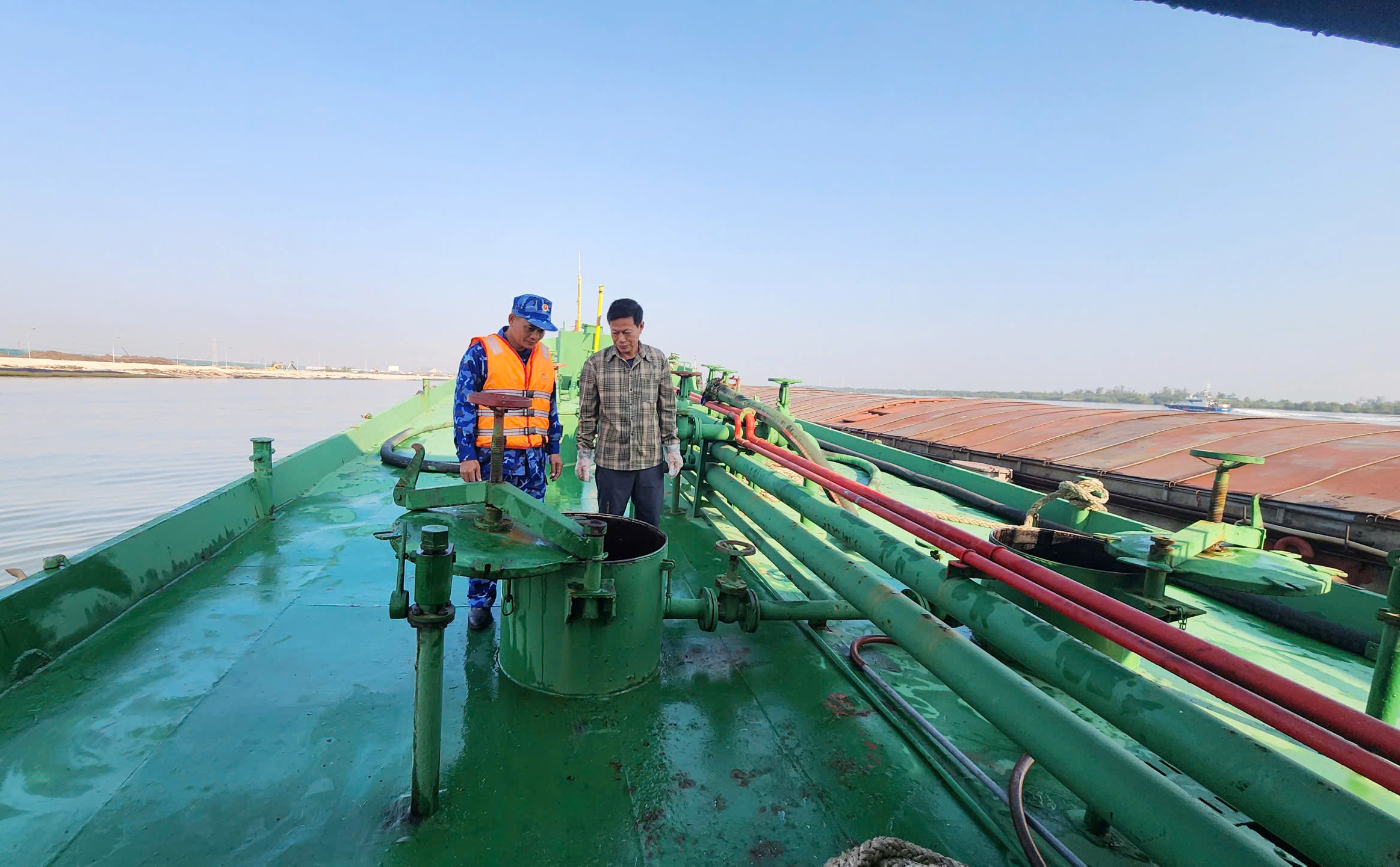 Lực lượng Cảnh sát biển đã phát hiện và tạm giữ tàu chở dầu vỏ sắt mang số hiệu HP 3533 đang vận chuyển trái phép 15.000kg dầu FO không rõ nguồn gốc. 