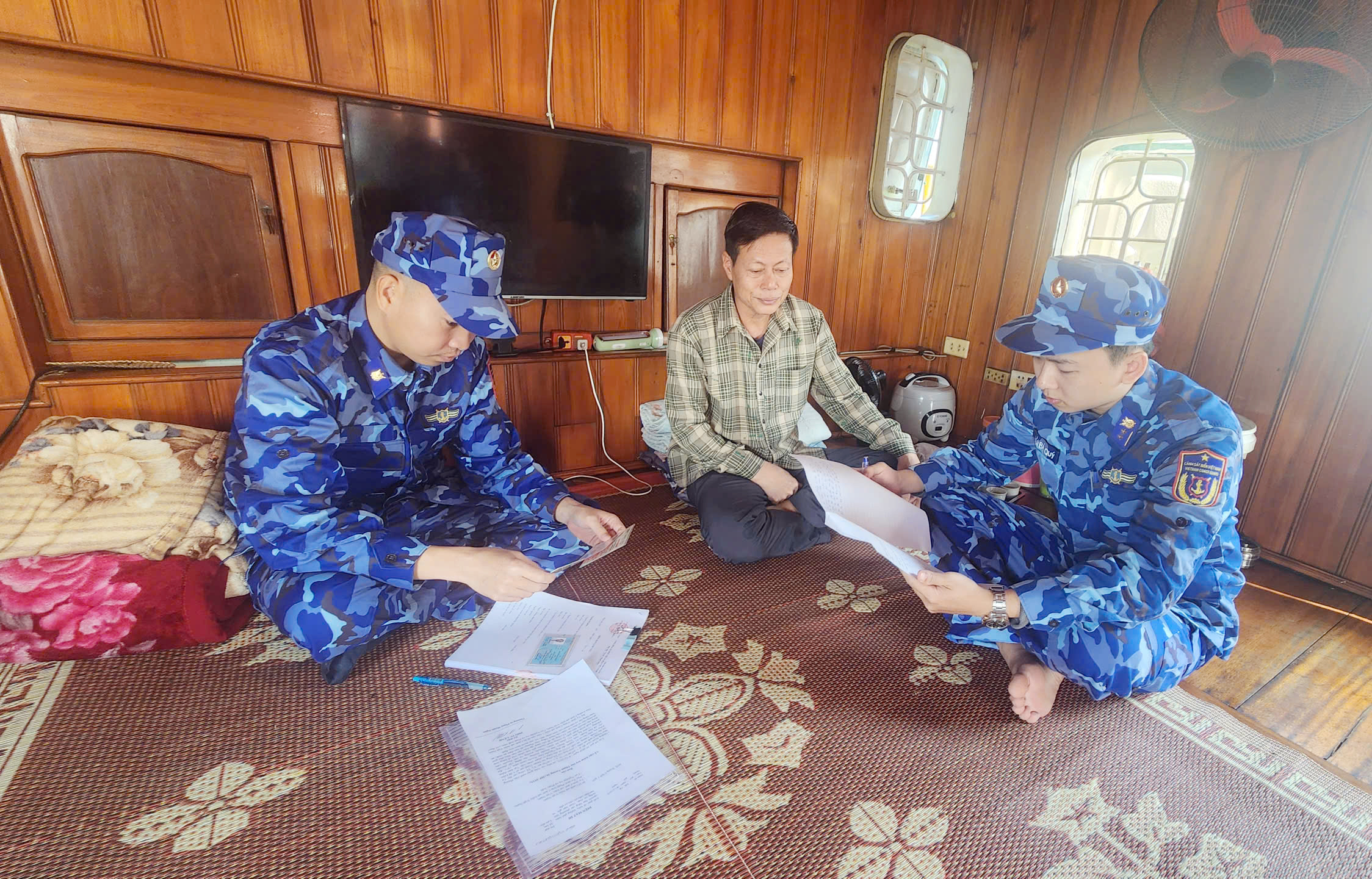 Thuyền trưởng và các thuyền viên không xuất trình được hóa đơn, chứng từ chứng minh nguồn gốc hợp pháp của số dầu trên tàu.