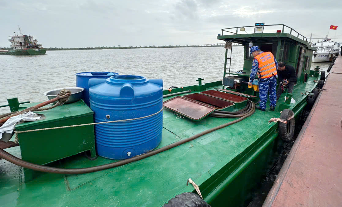 Lực lượng Cảnh sát biển kiểm tra tàu và phát hiện tang vật.