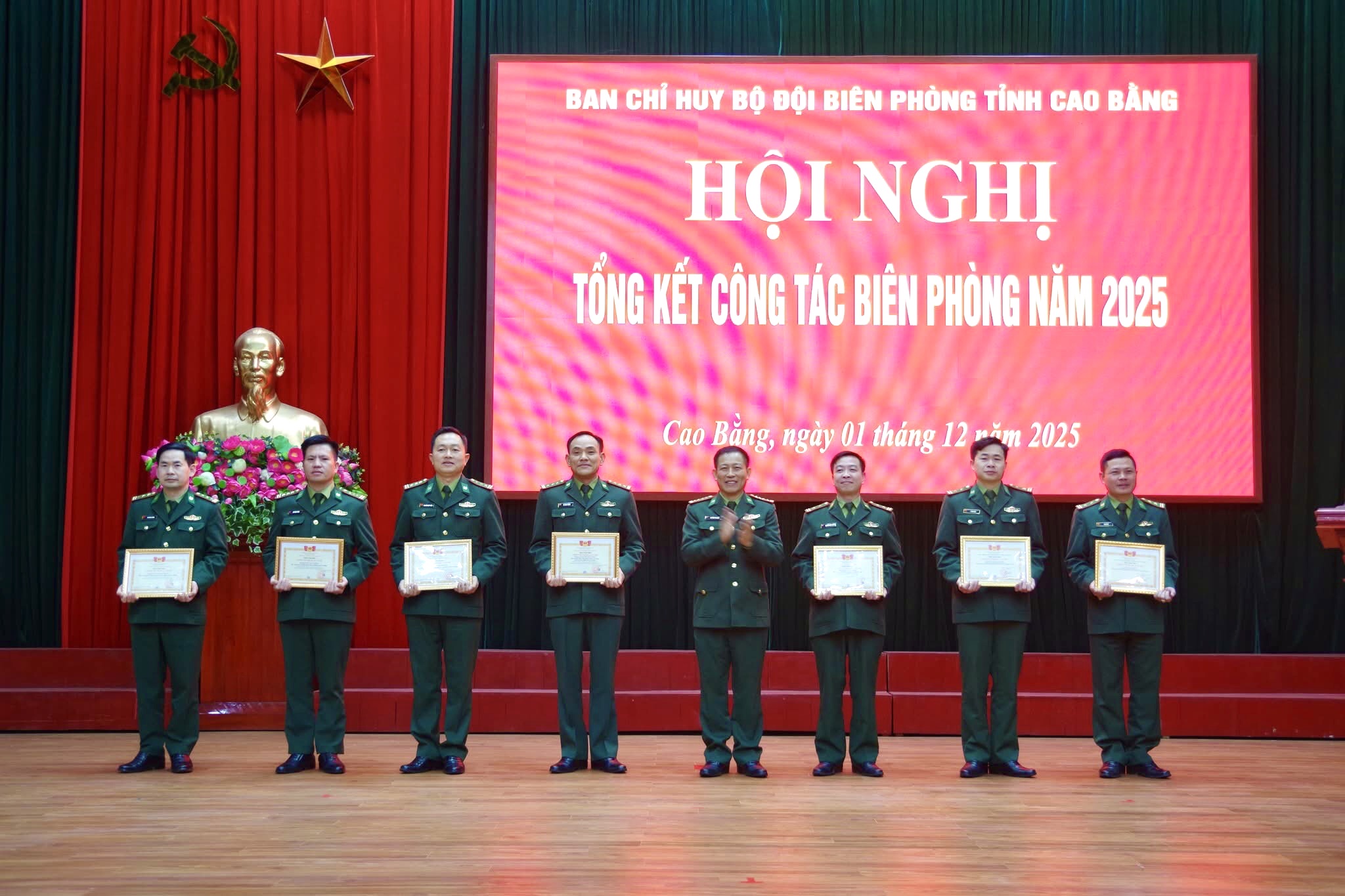 Thừa ủy quyền của Bộ trưởng Bộ Quốc phòng, lãnh đạo Ban Chỉ huy BĐBP tỉnh trao Bằng khen cho các tập thể, cá nhân có thành tích xuất sắc trong tổ chức Chương trình “Biên cương - Đêm hội trăng rằm” năm 2025
