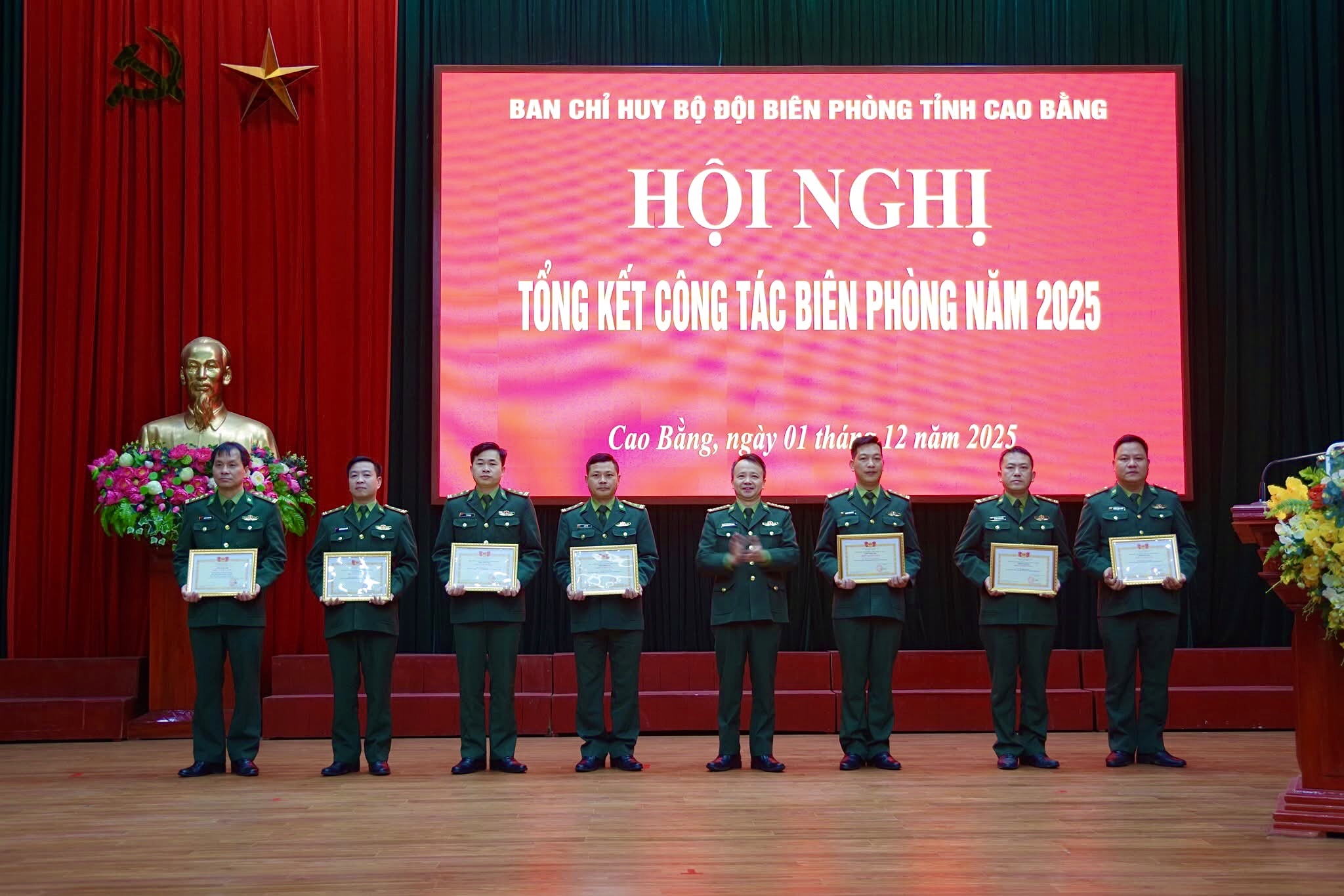 Lãnh đạo Ban Chỉ huy BĐBP tỉnh trao bằng khen cho các cá nhân có thành tích trong công tác quản lý năm 2025.