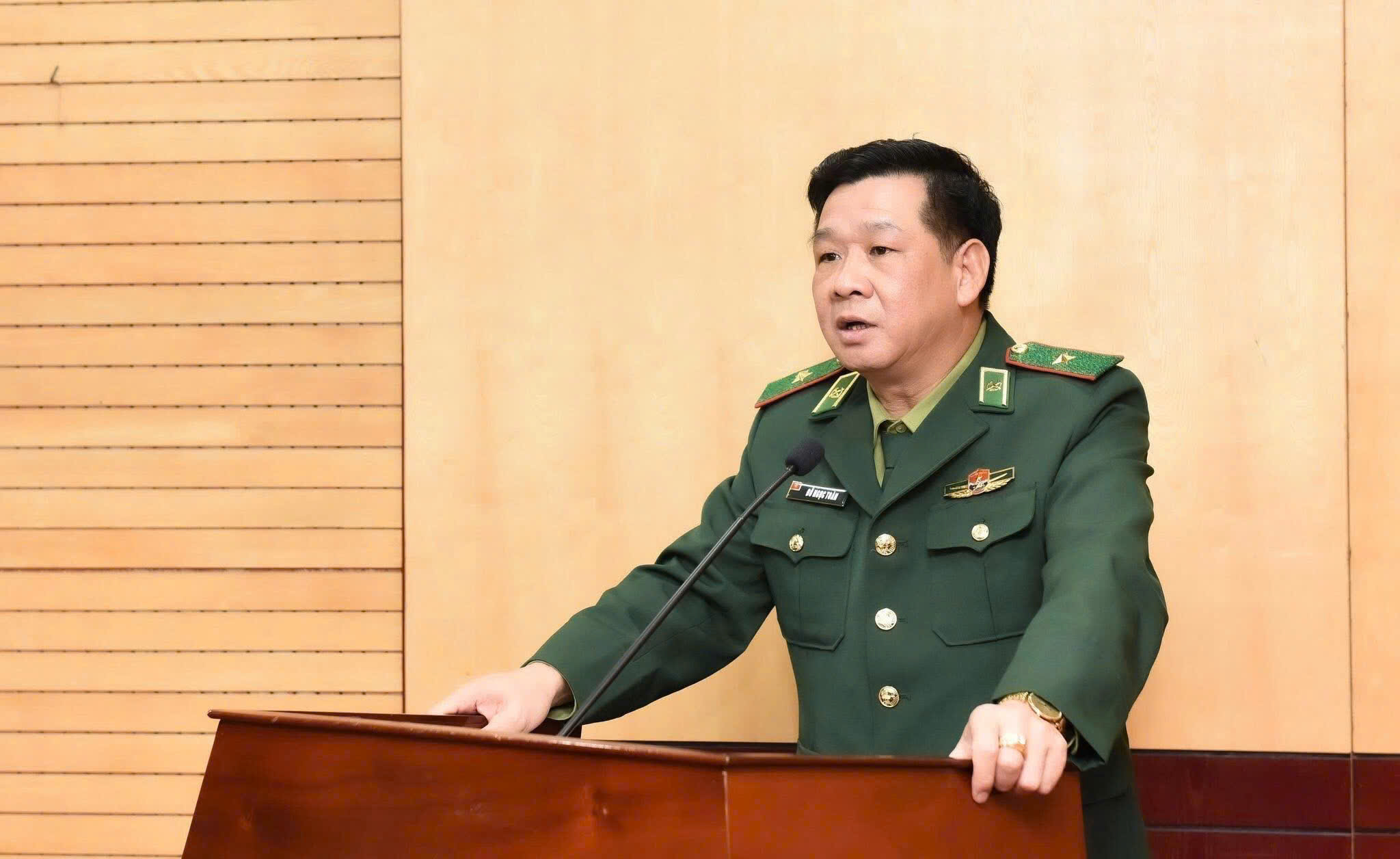 Đồng chí Thiếu tướng Đỗ Ngọc Toàn, Cục trưởng Cục Cửa khẩu, Bộ Tư lệnh Bộ đội biên phòng phát biểu tại hội nghị.