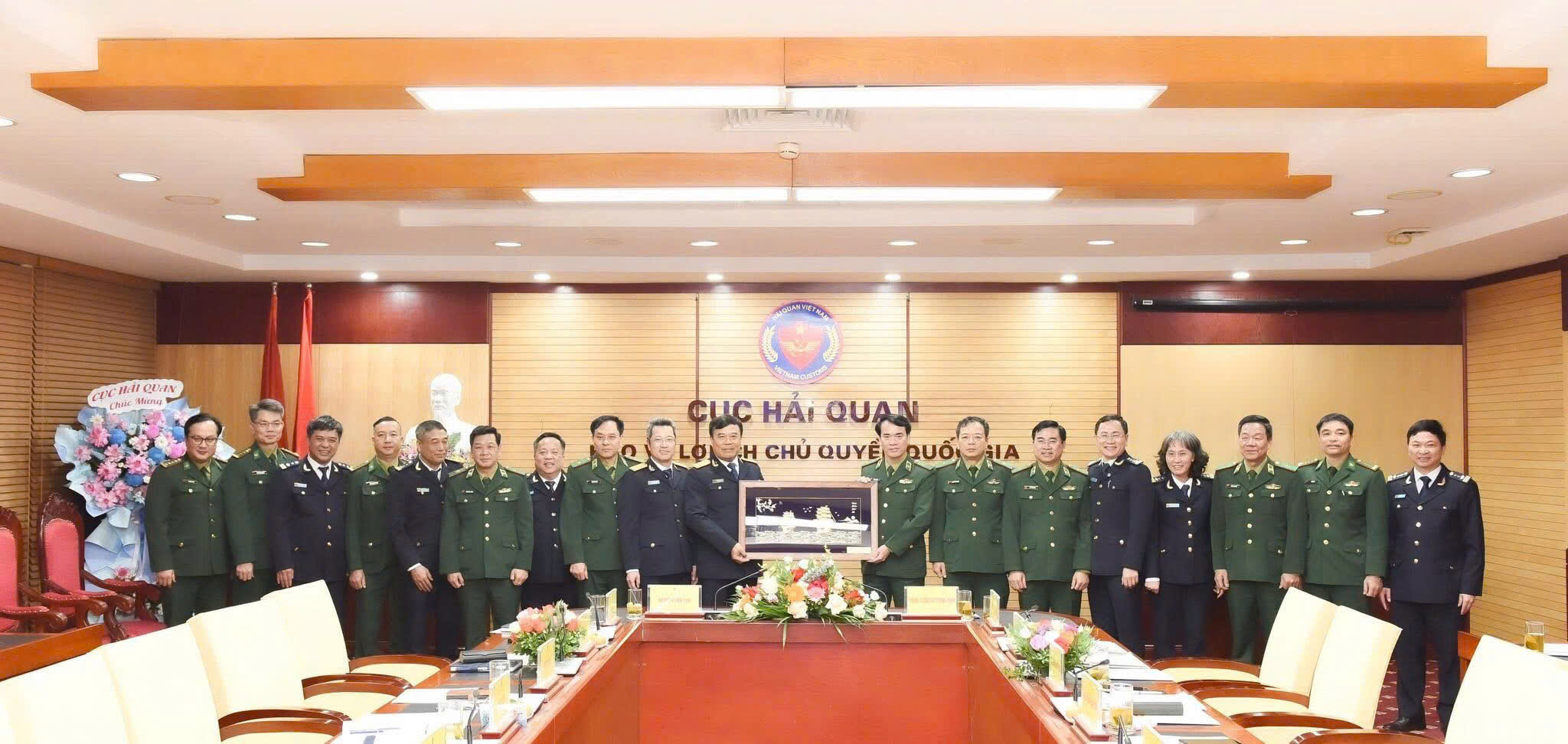 Trung tướng Vũ Trung Kiên - Tư lệnh Bộ đội Biên phòng và ông Nguyễn Văn Thọ - Cục trưởng Cục Hải quan cùng các lãnh đạo trao quà lưu niệm.