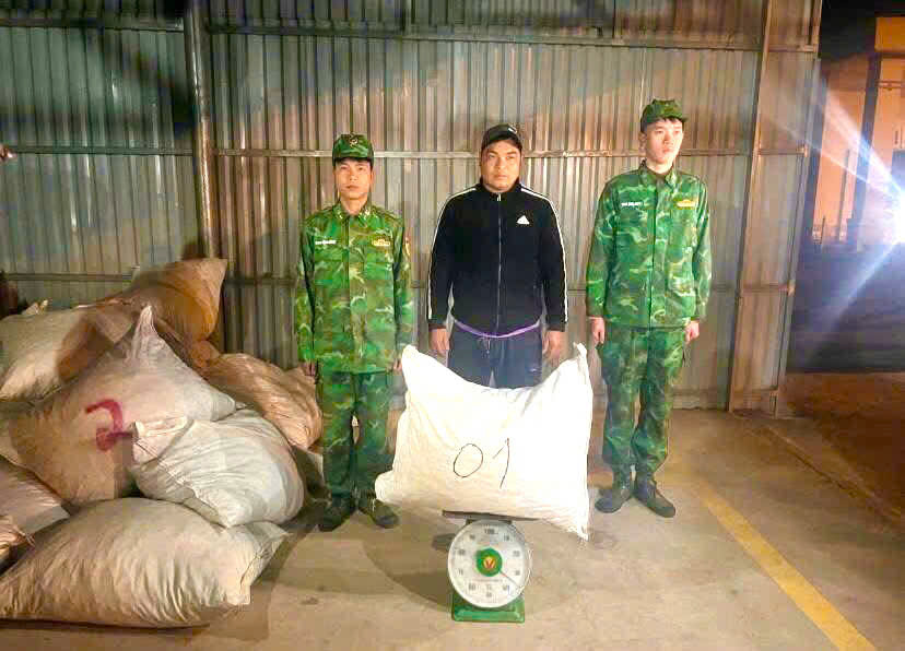 Tang vật bị thu giữ 17 bao tải chứa tổng cộng 595kg quả cau khô, ước tính trị giá hơn 100 triệu đồng.