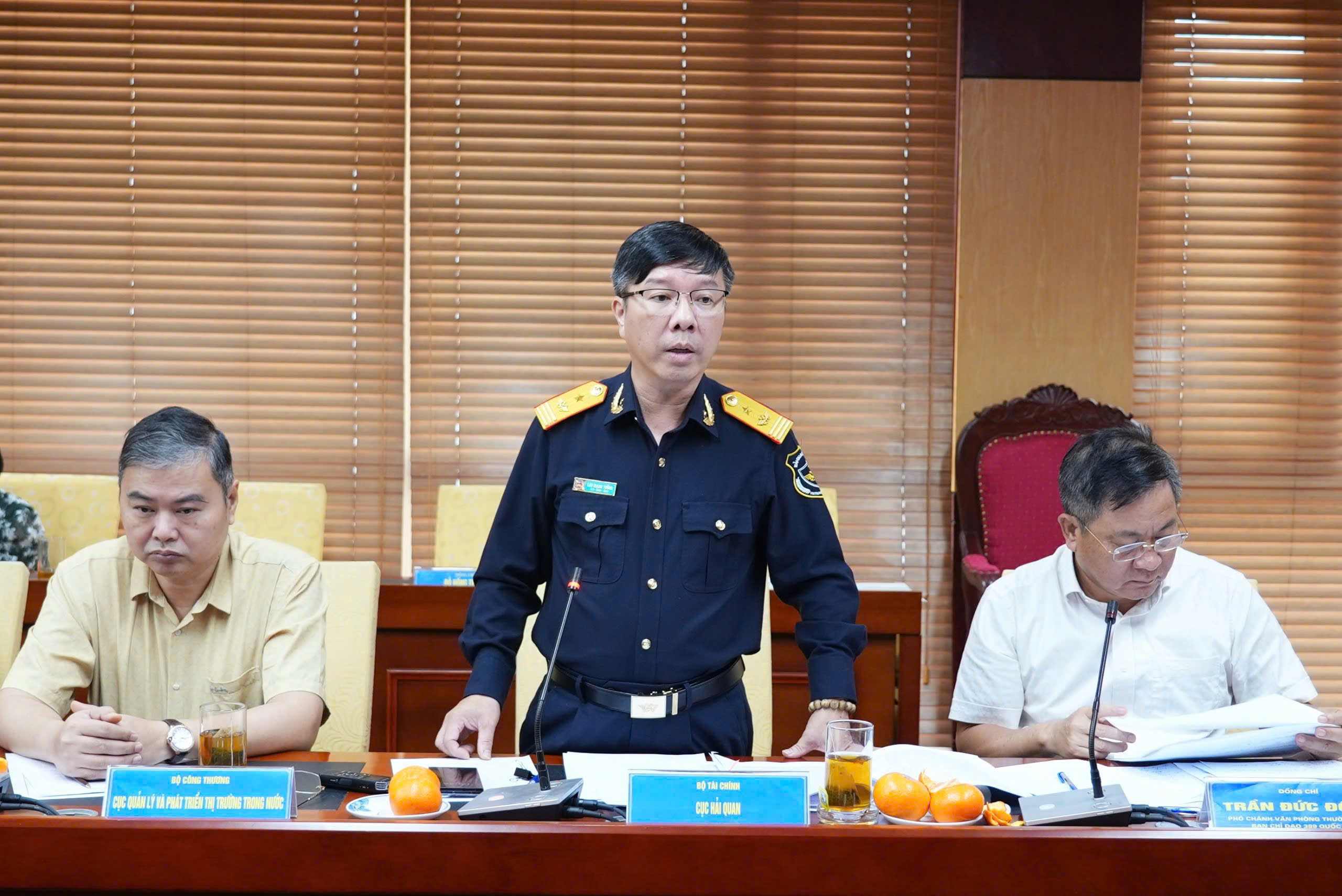 Đại diện Bộ Tài Chính; Cục Hải Quan phát biểu báo Thủ tướng.