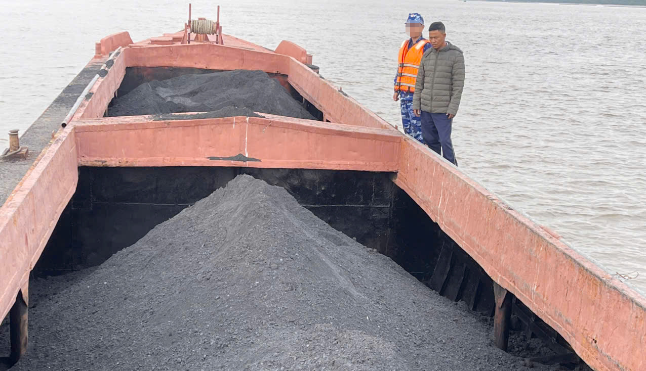 Tạm giữ tàu QN-4545 chở 150 tấn than không rõ nguồn gốc.