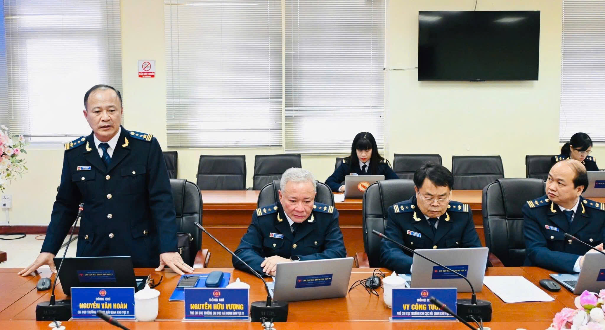 Đồng chí Nguyễn Văn Hoàn – Bí thư Đảng ủy, Chi cục trưởng Chi cục Hải quan khu vực VI phát biểu tại buổi làm việc.