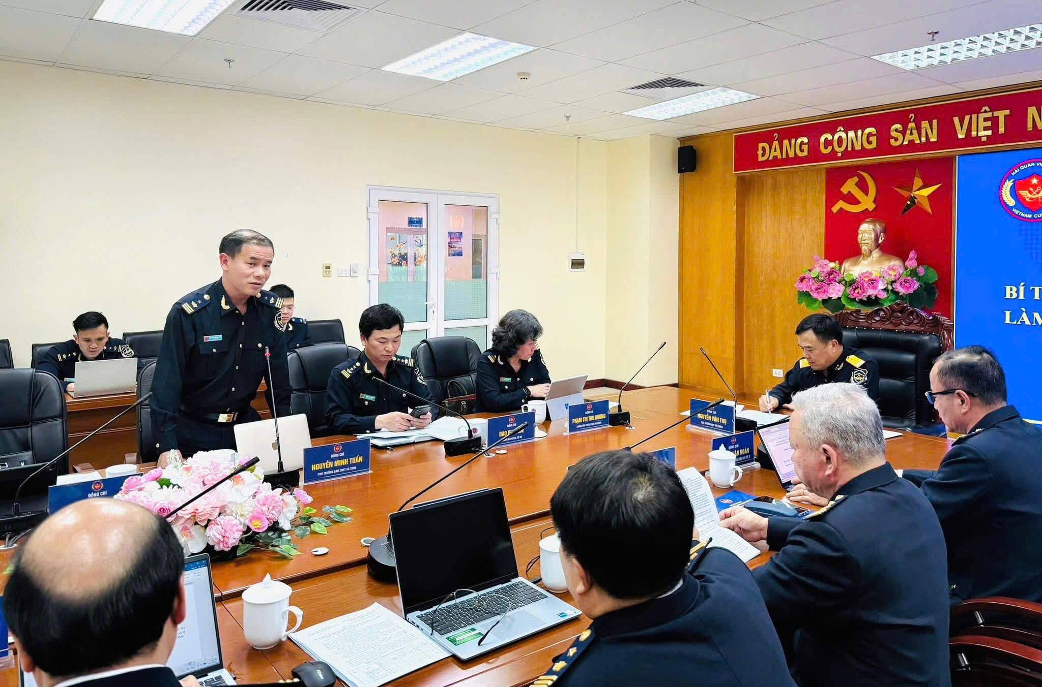 Đại diện các đơn vị nghiệp vụ của Cục Hải quan trao đổi, giải đáp và hướng dẫn cụ thể các nội dung mà Chi cục quan tâm.