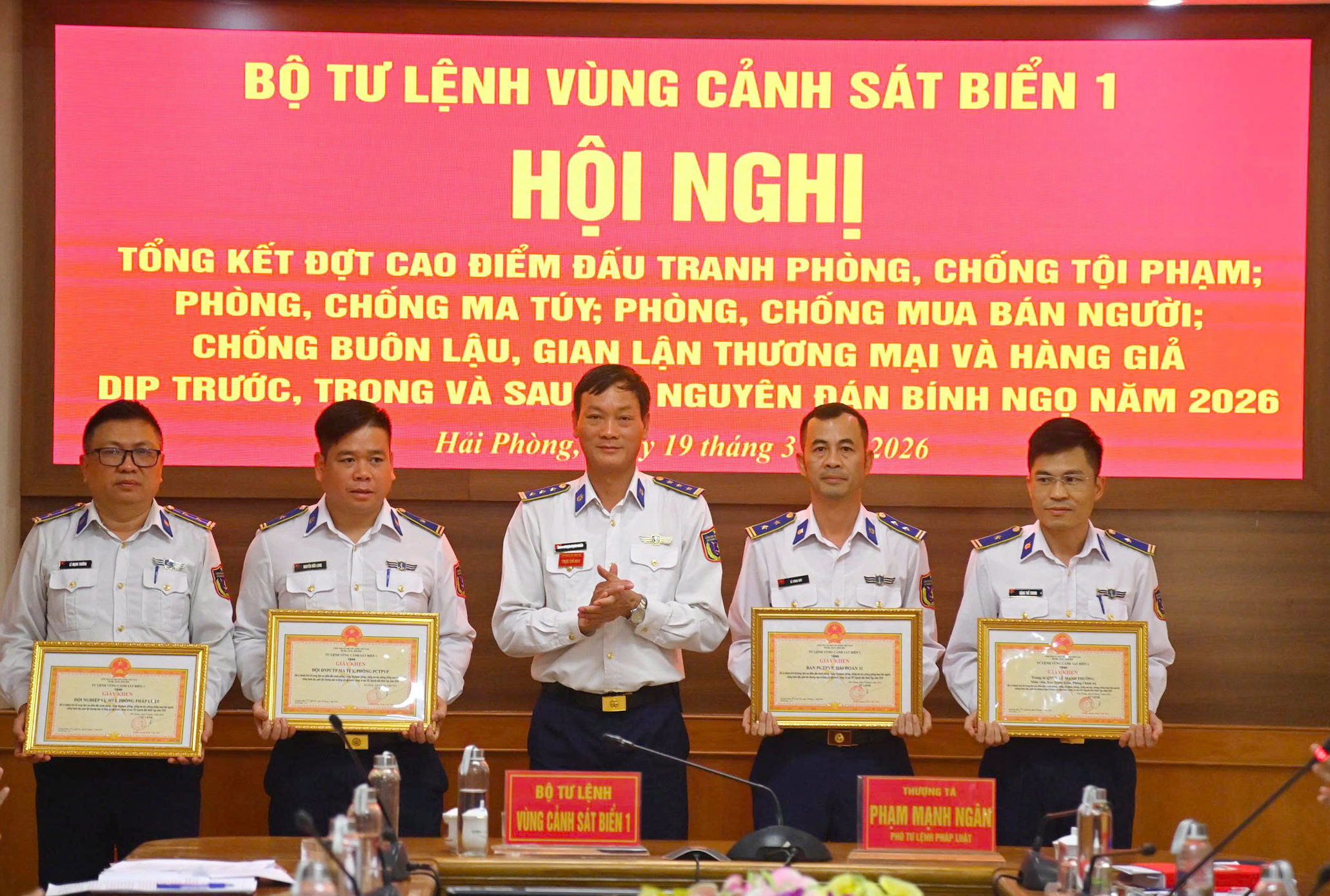 Thượng tá Phạm Mạnh Ngân tặng bằng khen và trao thưởng cho tập thể cá nhân.