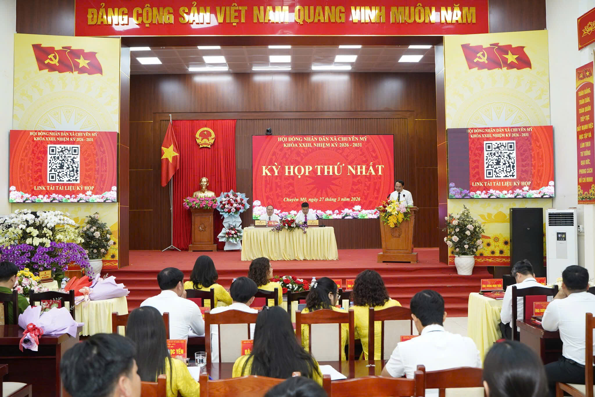 Đồng chí Nguyễn Hữu Chi -Bí thư Đảng ủy, Chủ tịch HĐND chủ trì cuộc họp.