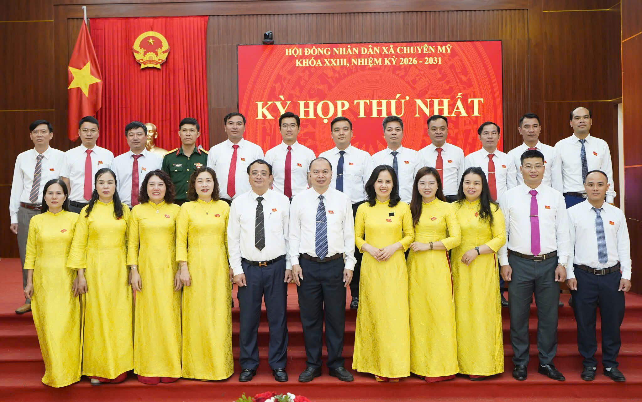 Kỳ họp thứ nhất thành công tốt đẹp, lãnh đạo xã trao quyết định và tặng hoa các cán bộ.