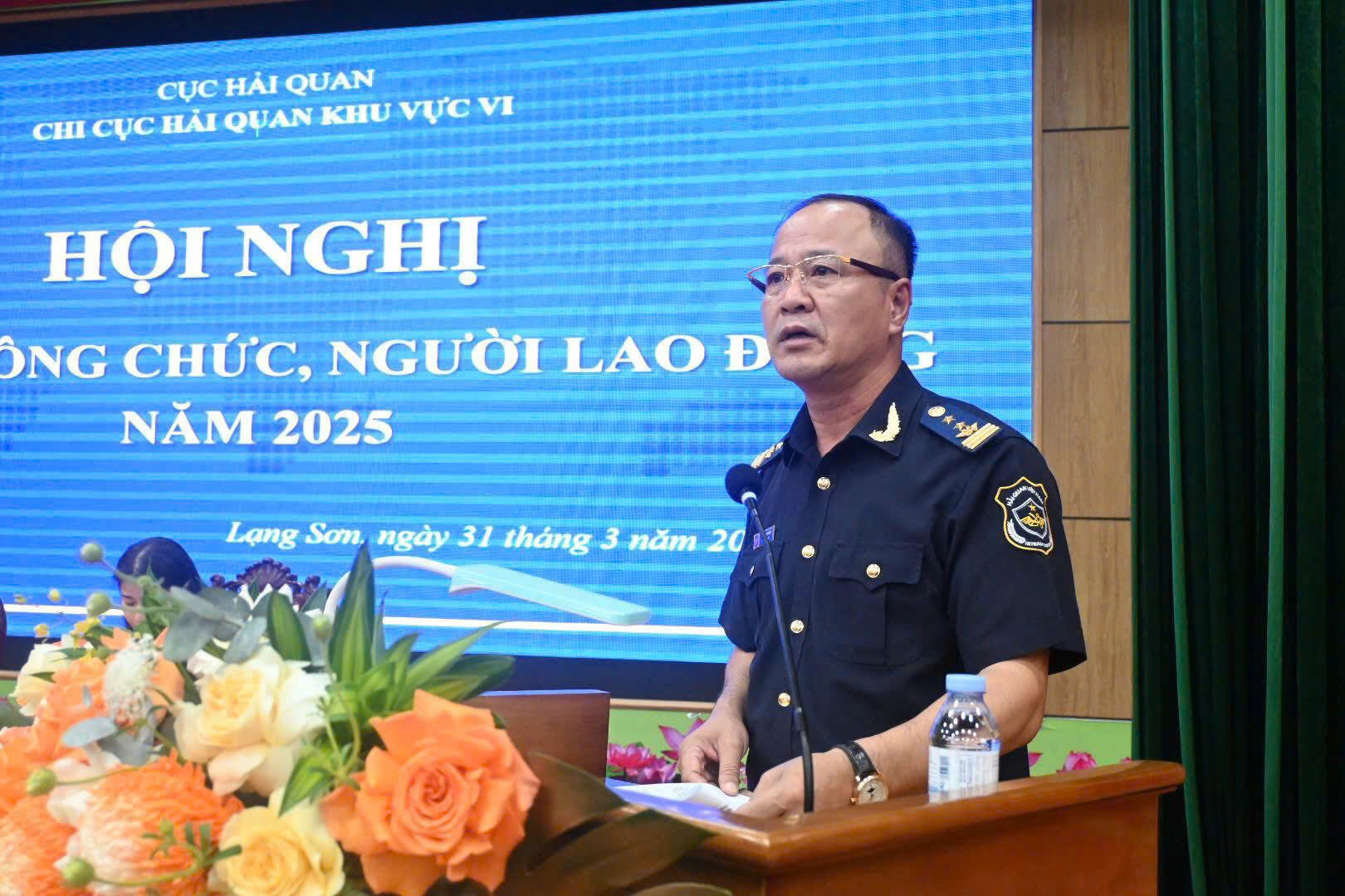 Đồng chí Nguyễn Văn Hoàn – Bí thư Đảng ủy, Chi cục trưởng Chi cục Hải quan khu vực VI chủ trì cuộc họp.