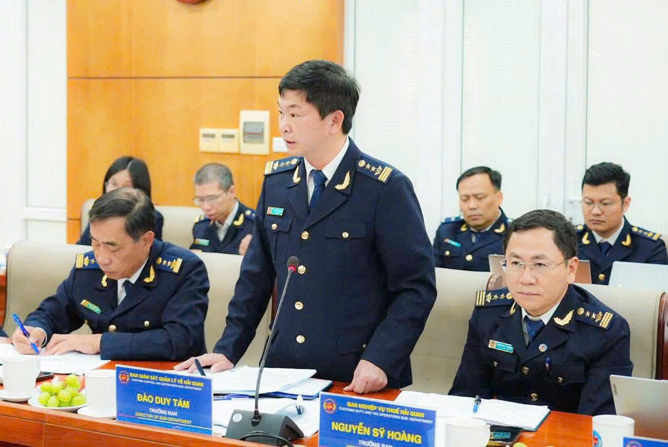 Đồng chí Đào Duy Tám, Trưởng ban báo cáo Cục trưởng.