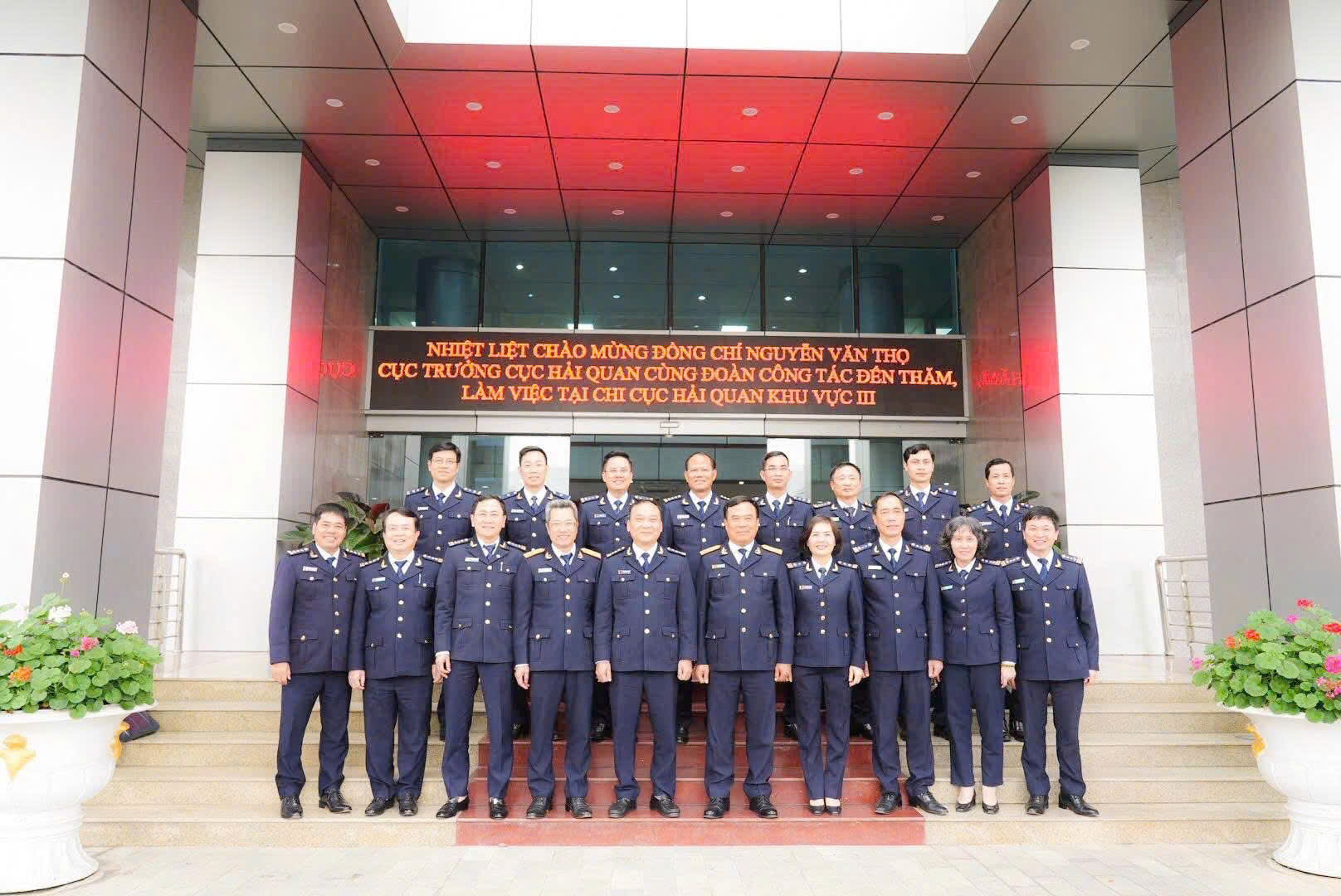 Chuyến làm việc kết thúc Đoàn đã chụp ảnh kỷ niệm tại Chi cục Hải quan Khu vực III.