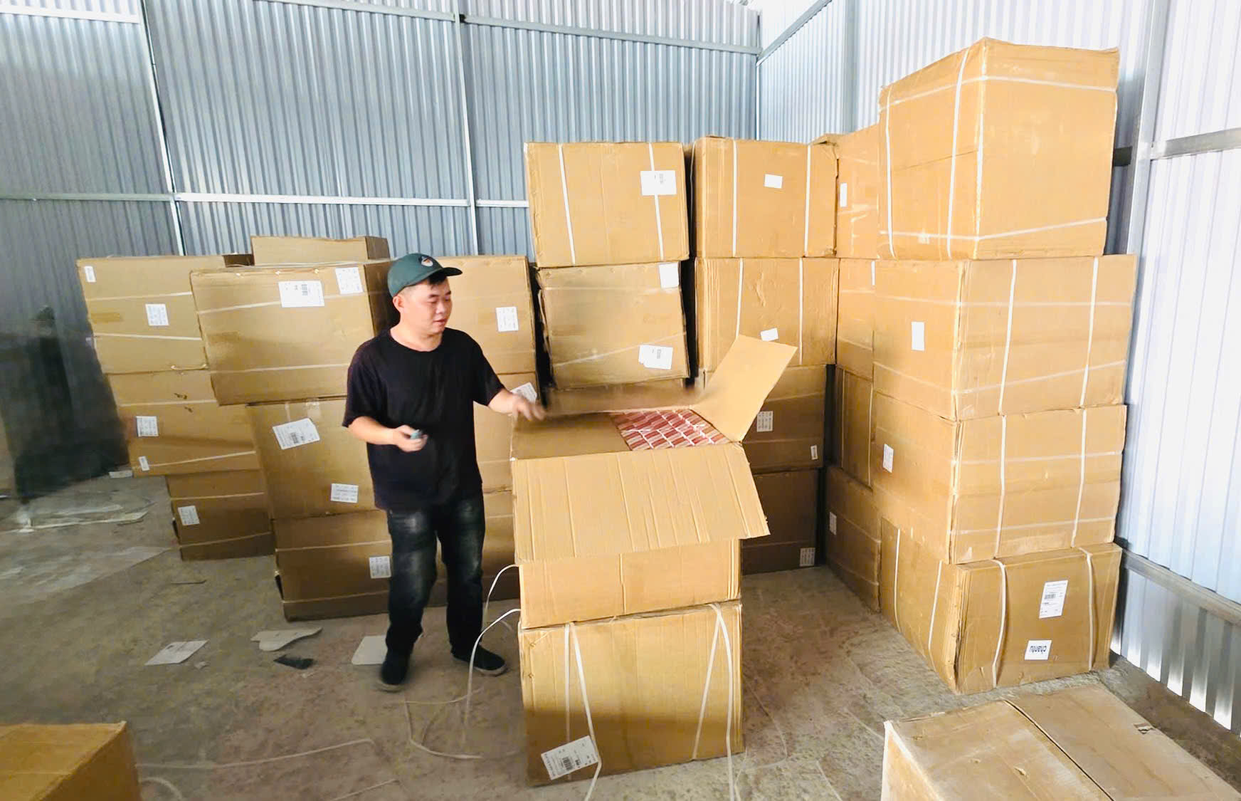 Kho hàng vi phạm "ảnh Cục Hải Quan"