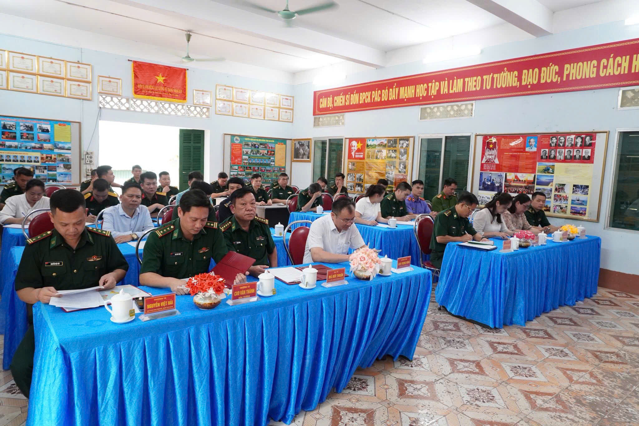 Toàn cảnh Hội nghị trao quyết định.