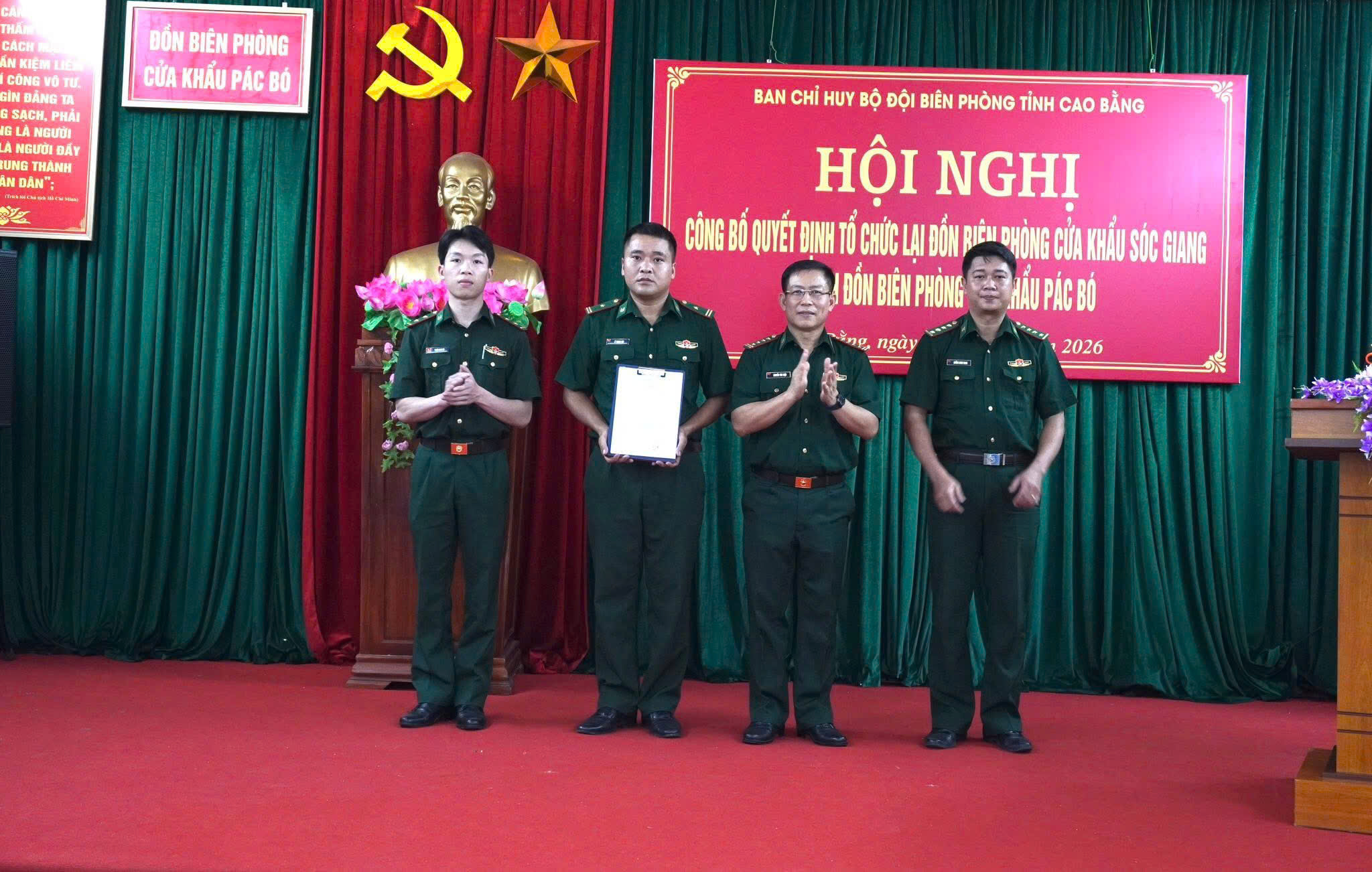 Đồng chí yêu cầu cán bộ, chiến sĩ Đồn Biên phòng Cửa khẩu Pác Bó nhanh chóng ổn định tổ chức, tư tưởng phát huy vai trò quản lý. 