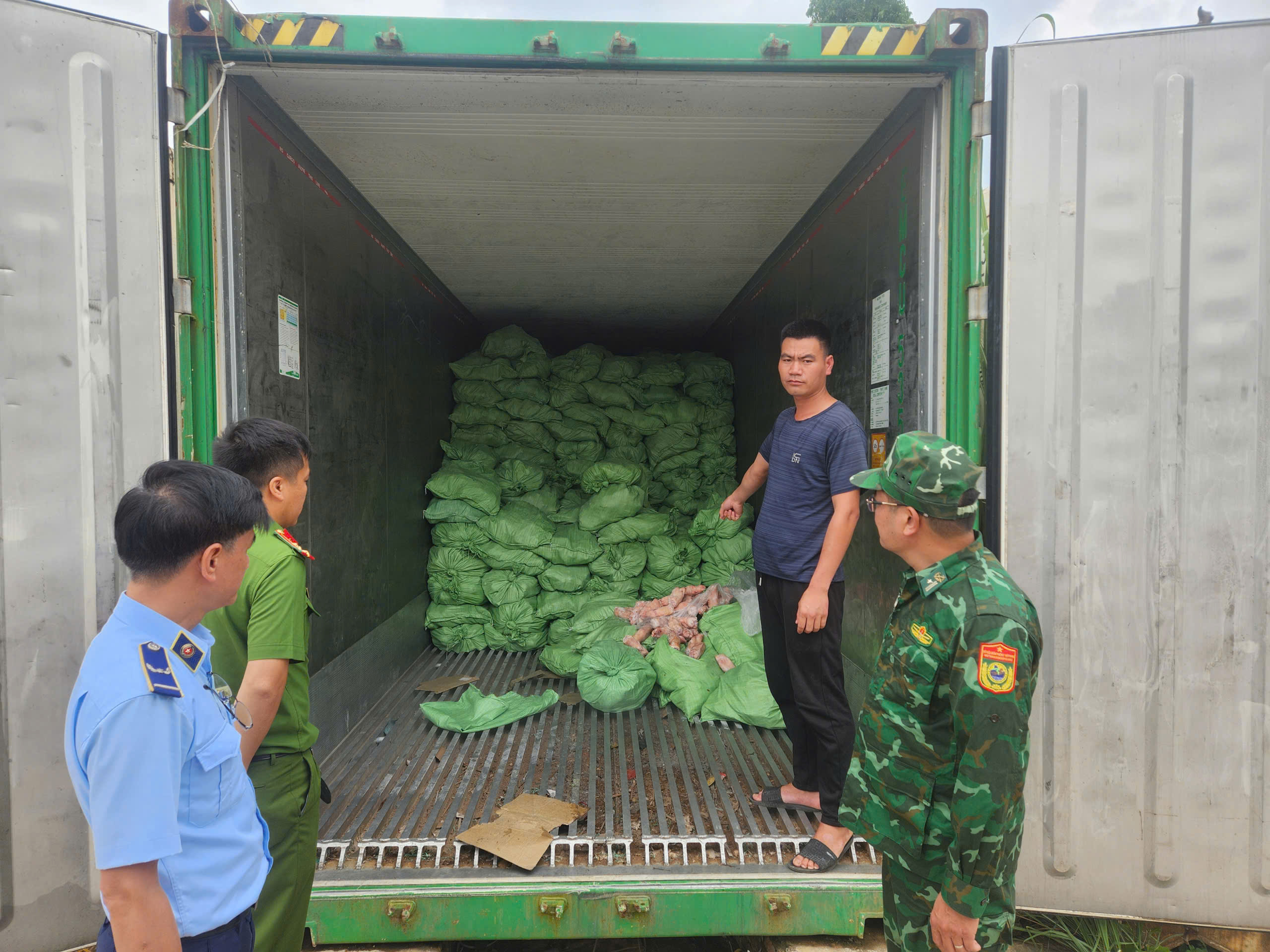 Tại đây, Đoàn kiểm tra phát hiện 3.300 kg cánh gà đông lạnh được đựng trong 220 bao tải dứa.