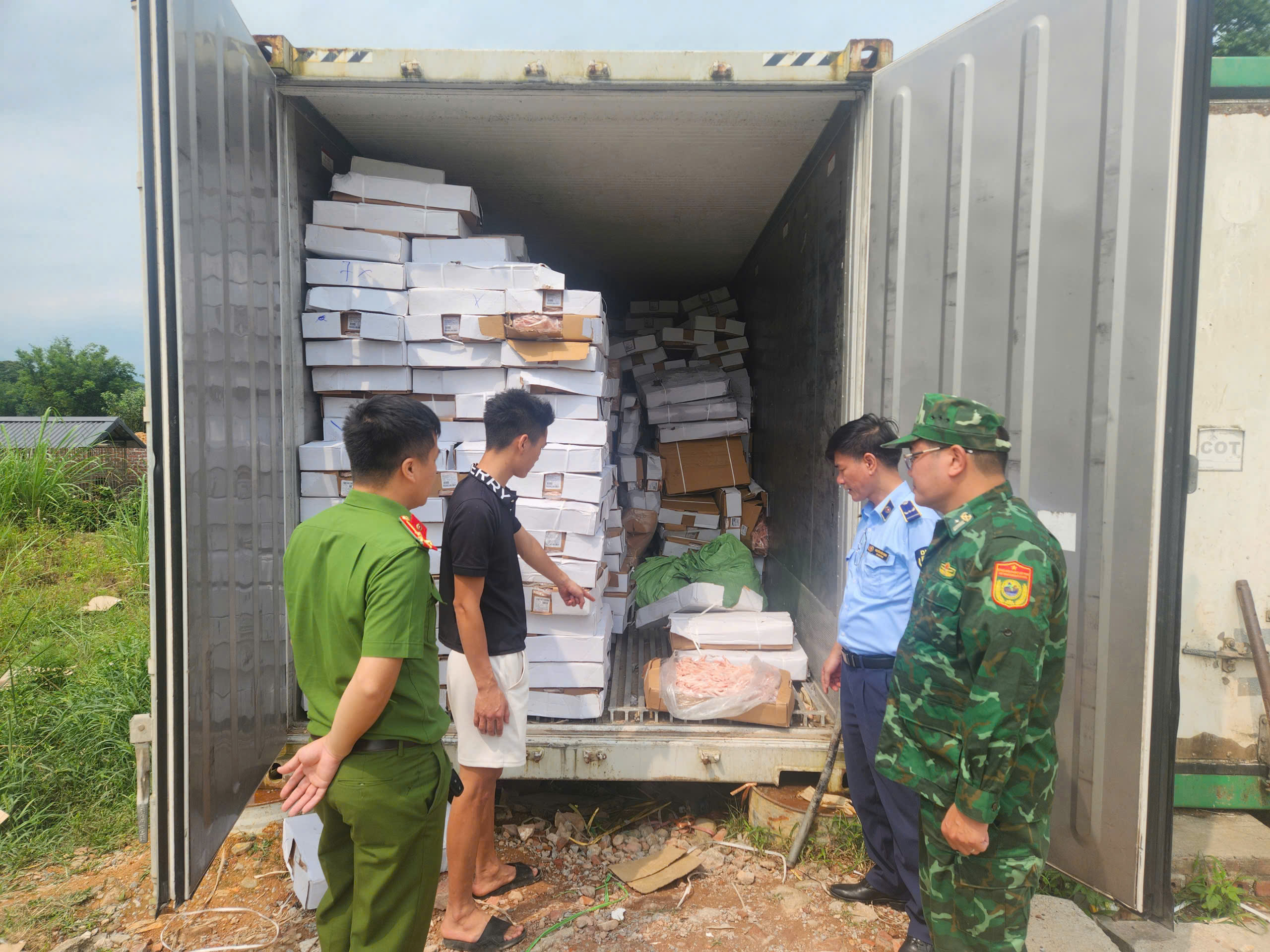 Khám kho hàng chứa 10.500 kg chân gà đông lạnh không rõ nguồn gốc, xuất xứ