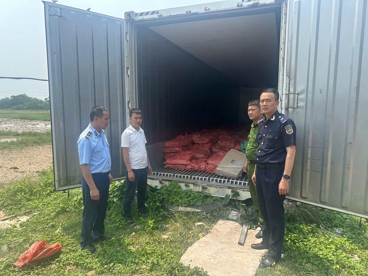 Công an tỉnh Quảng Ninh, Công an phường Móng Cái 1 và Đội Kiểm soát Hải quan, Chi cục Hải Quan khu vực VIII tiến hành khám Kho lạnh tại Thôn Pò Hèn, xã Hải Sơn, tỉnh Quảng Ninh 
