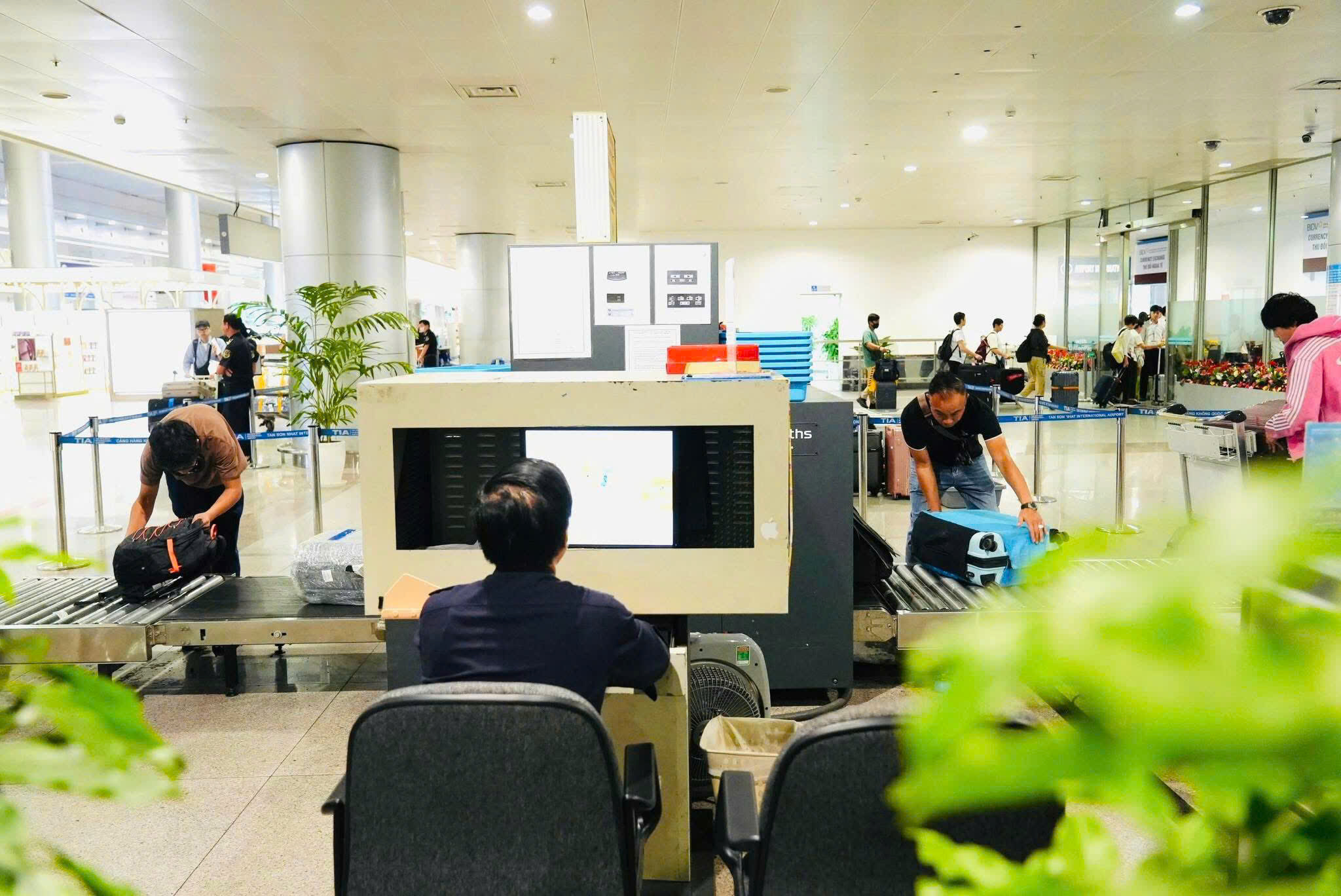 Kiểm tra hành lý qua máy quét.