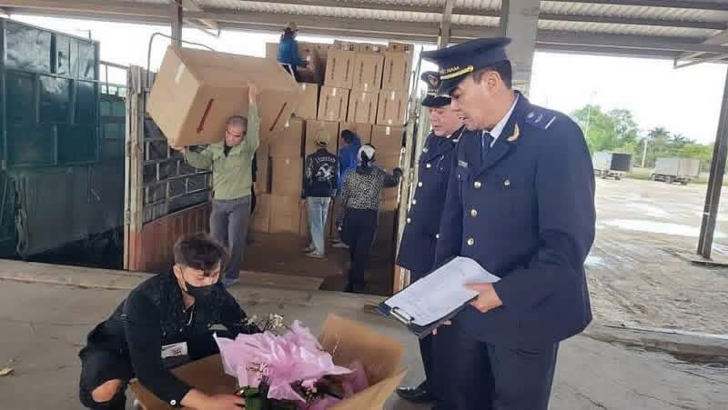 "Ảnh minh họa" hàng hóa được lực lượng chức năng kiểm tra nghiêm ngặt.