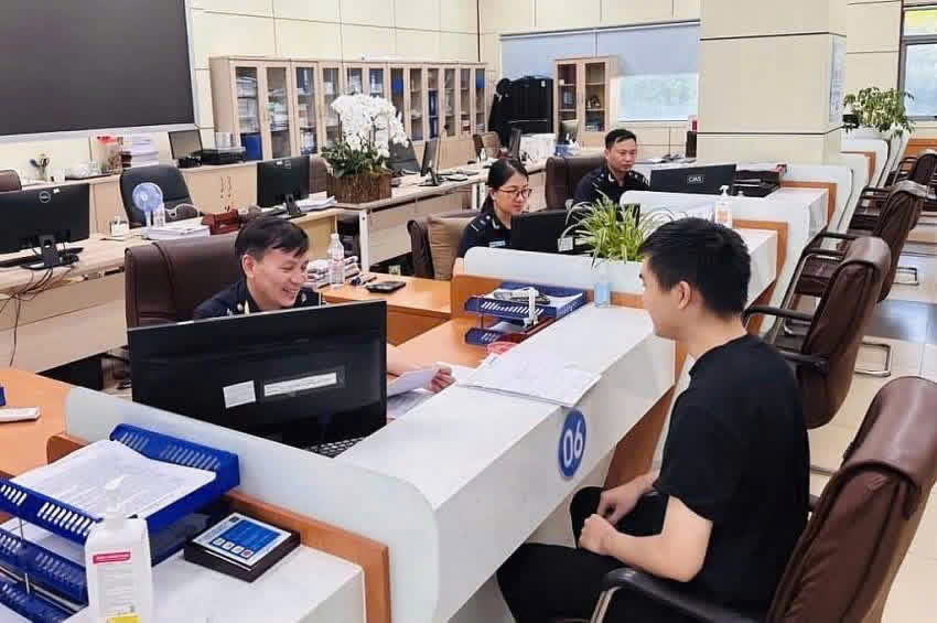 "Ảnh minh họa" Doanh nghiệp mở tờ khai.