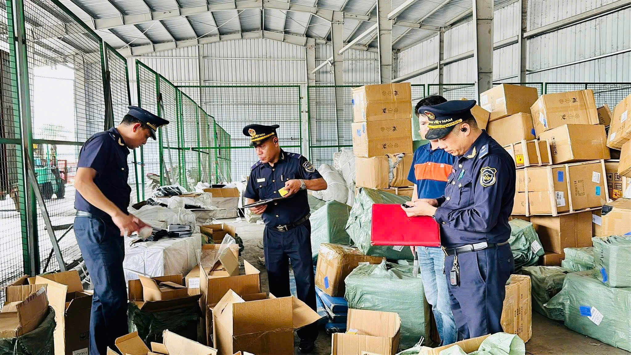 Lực lượng kiểm soát hải quan đồng loạt ra quân đấu tranh chống hàng giả, hàng xâm phạm quyền sở hữu trí tuệ. 