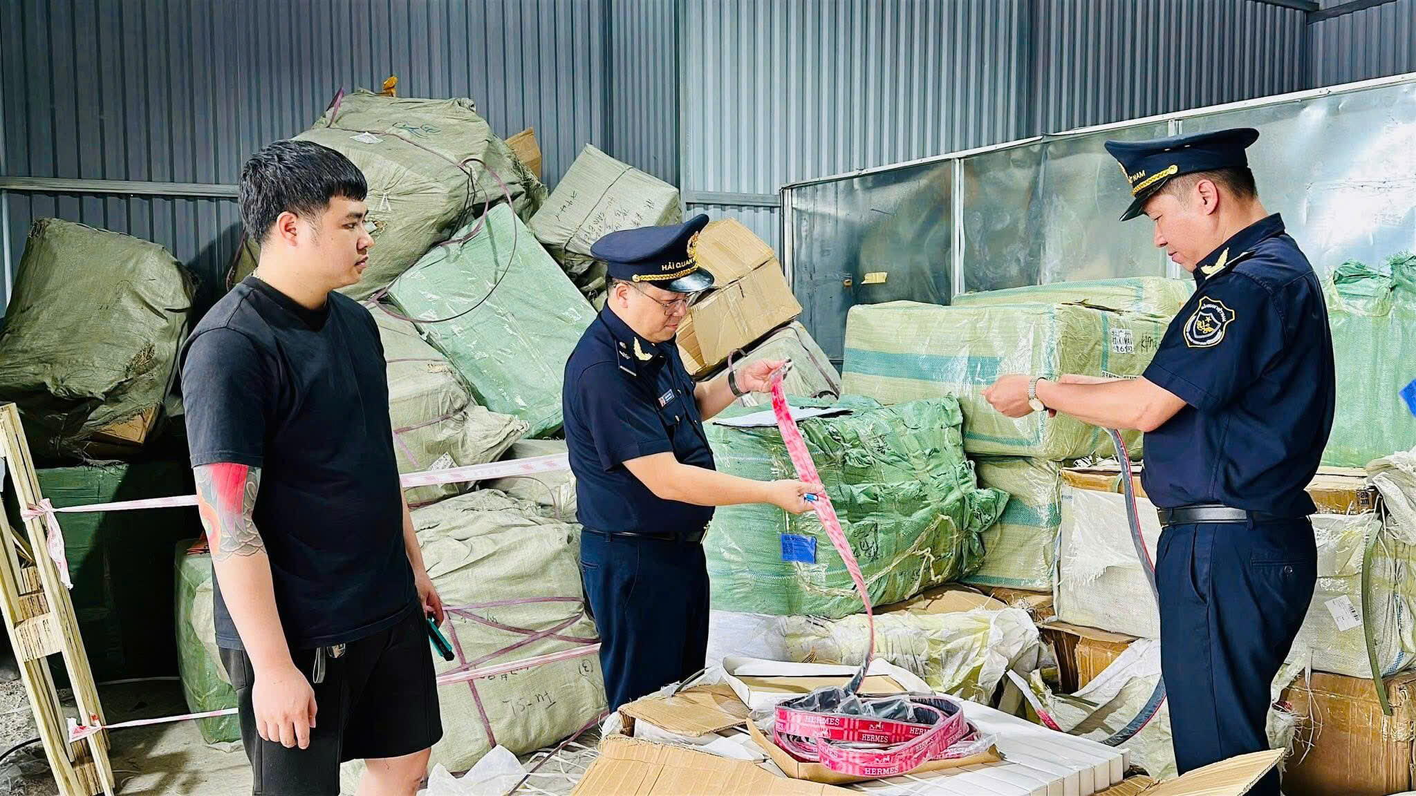 Trong quá trình kiểm tra lực lượng phát hiện các sản phẩm nhái thương hiệu. 