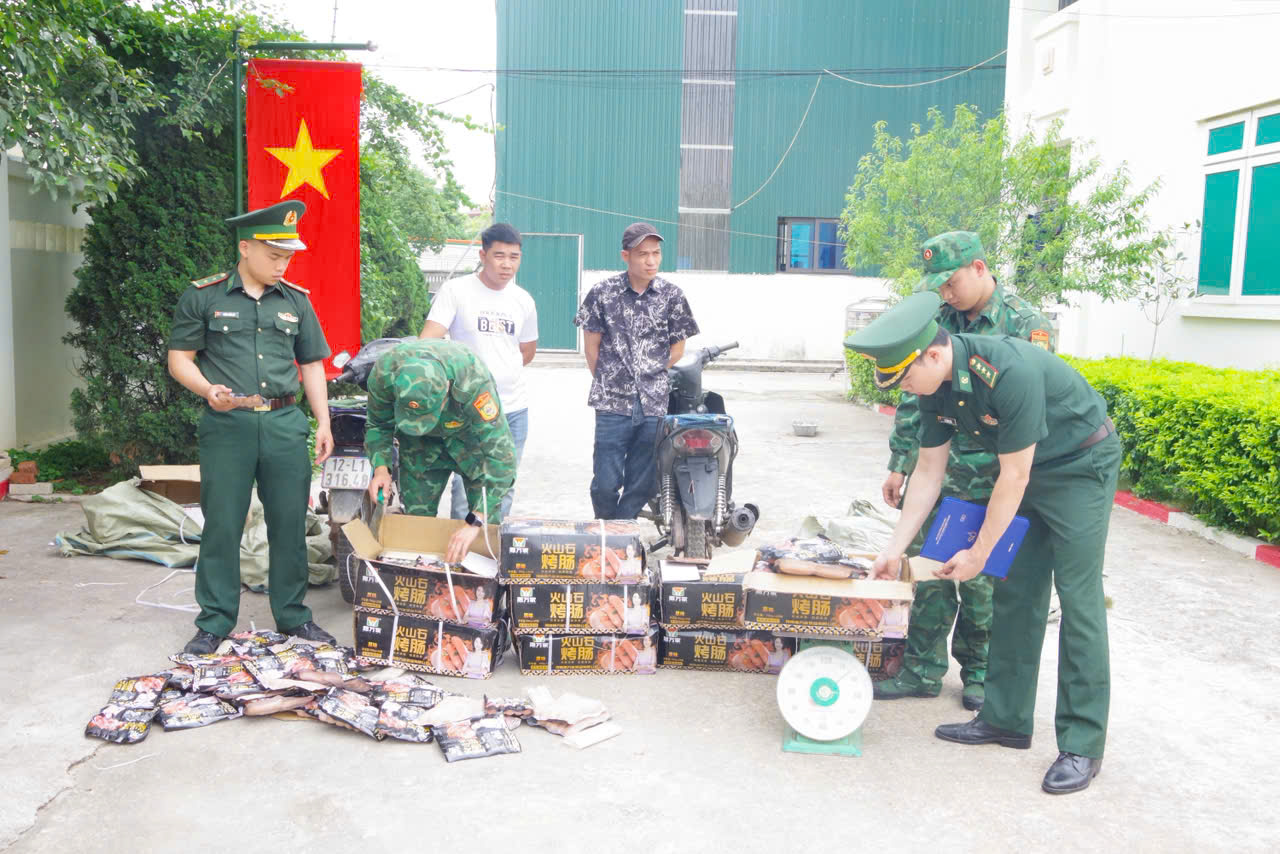 Người và tang vật được đưa về Đồn Biên phòng kiểm kê lập biên bản.