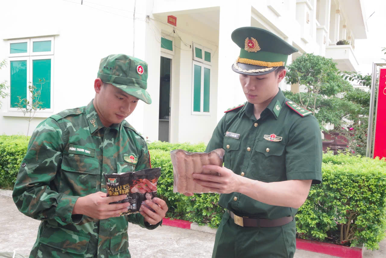 Cán bộ, chiến sĩ kiểm tra túi hàng, nhận diện không có chữ tiếng việt.