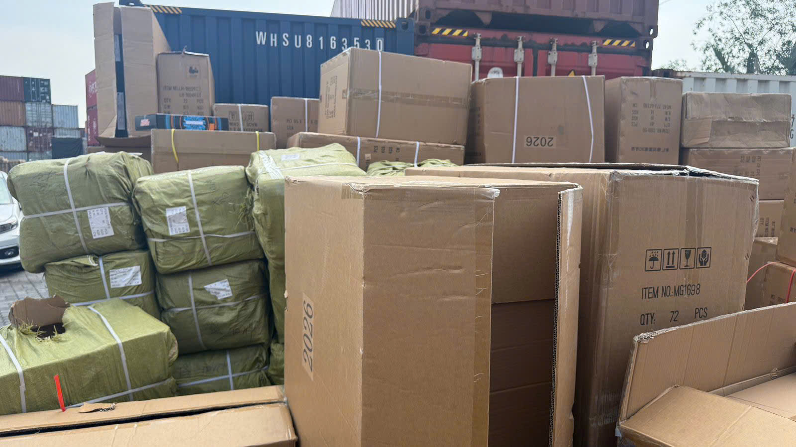 Hàng nghìn sản phẩm bị đưa ra khỏi Container để kiểm tra.