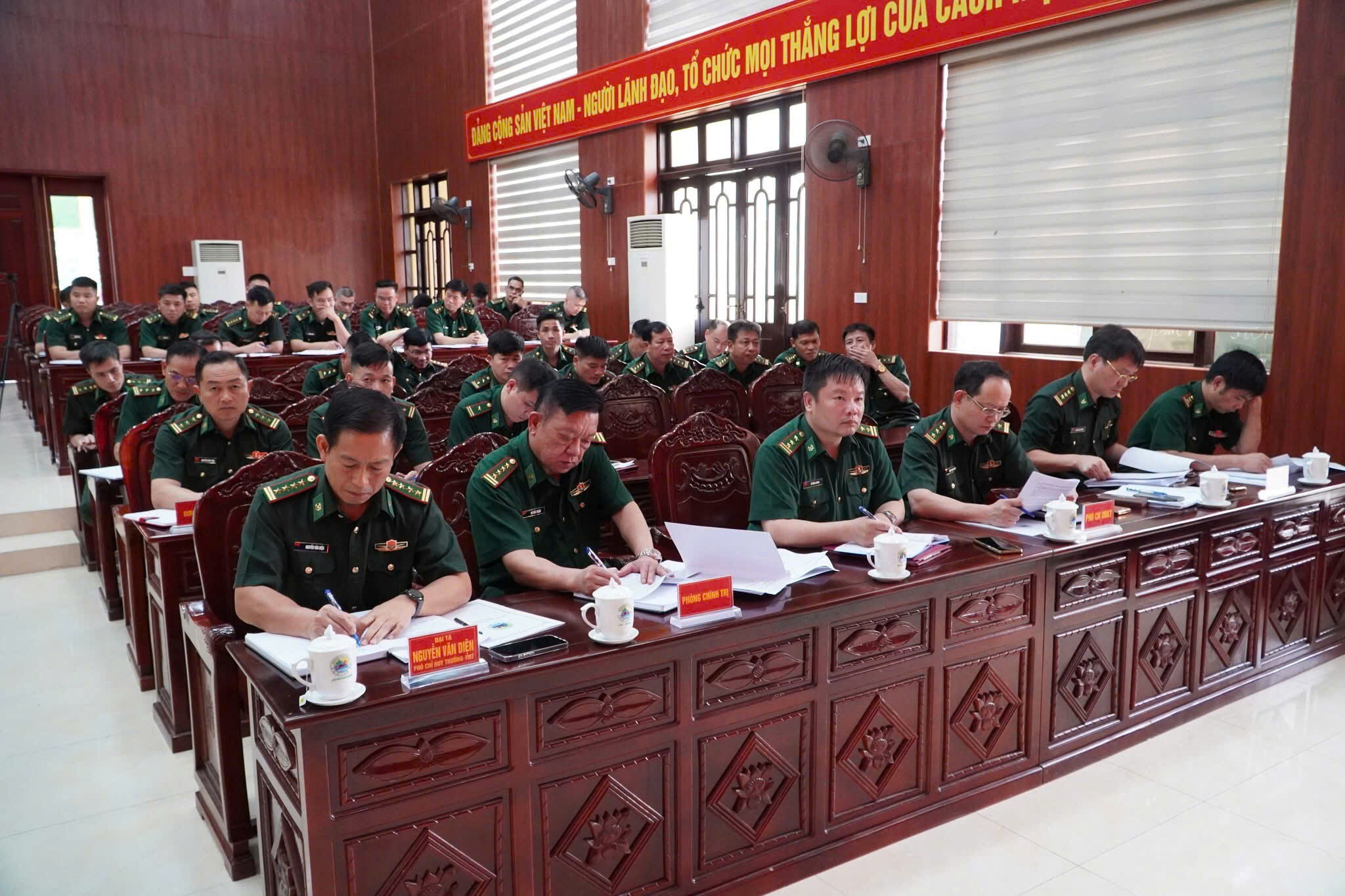 Hội nghị triển khai thực hiện nghiêm túc các chỉ thị, mệnh lệnh của cấp trên.