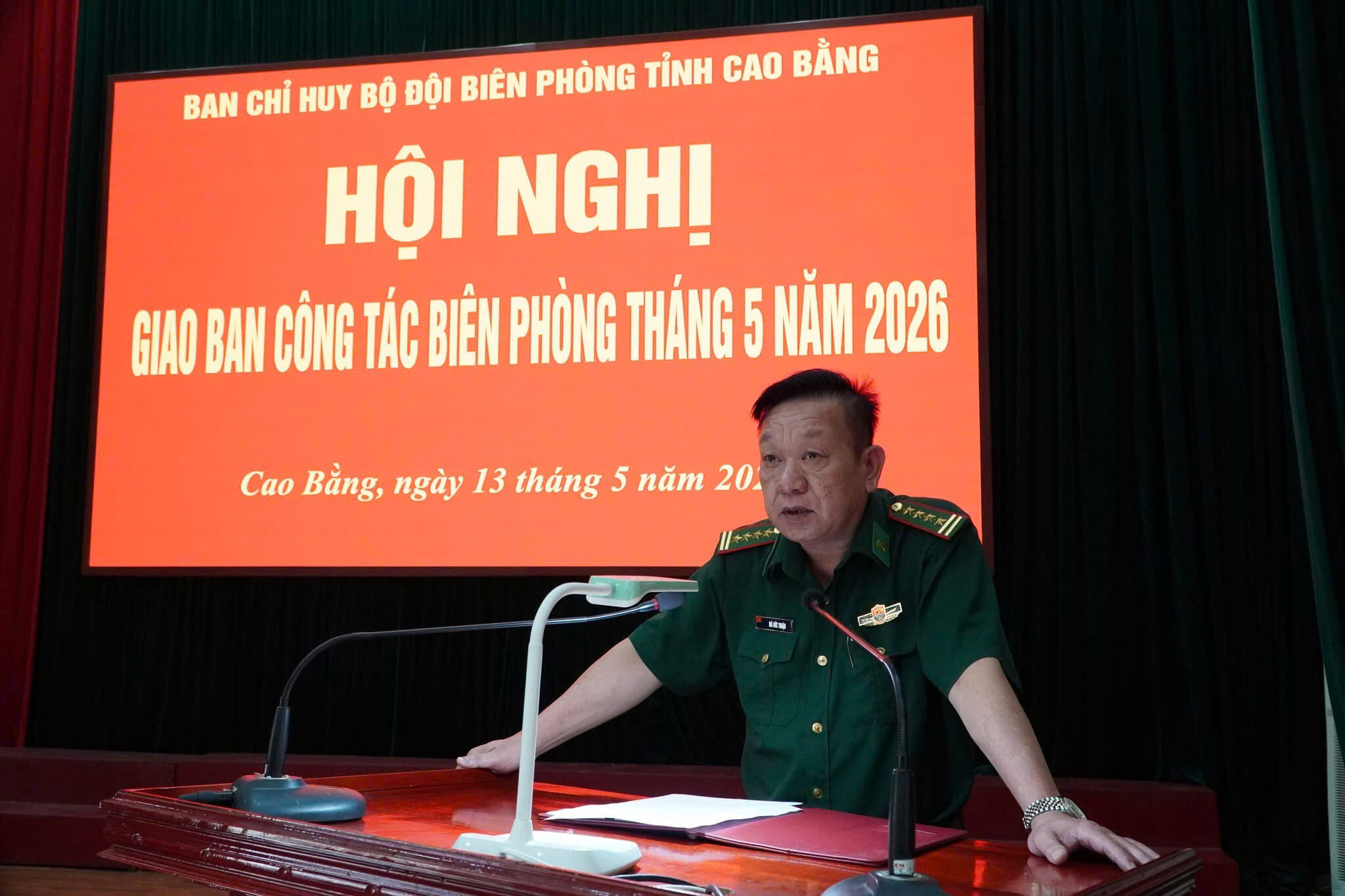 Đại tá Nguyễn Văn Diện, Phó Chỉ huy trưởng, tham mưu trưởng Ban Chỉ huy Bộ đội Biên phòng phát biểu tại hội nghị. 