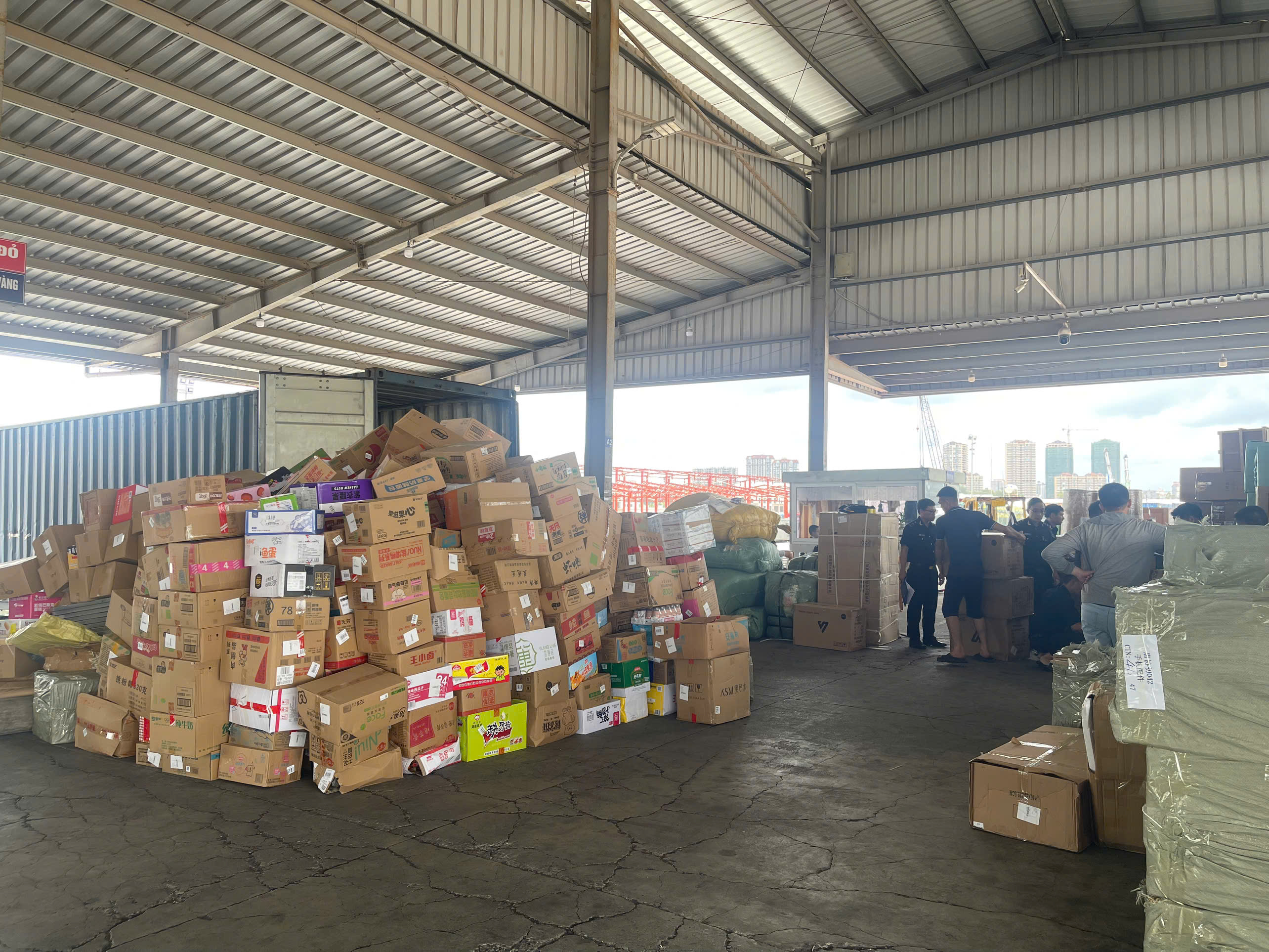 Các lô hàng bị lực lượng chức năng kiểm tra tại kho.