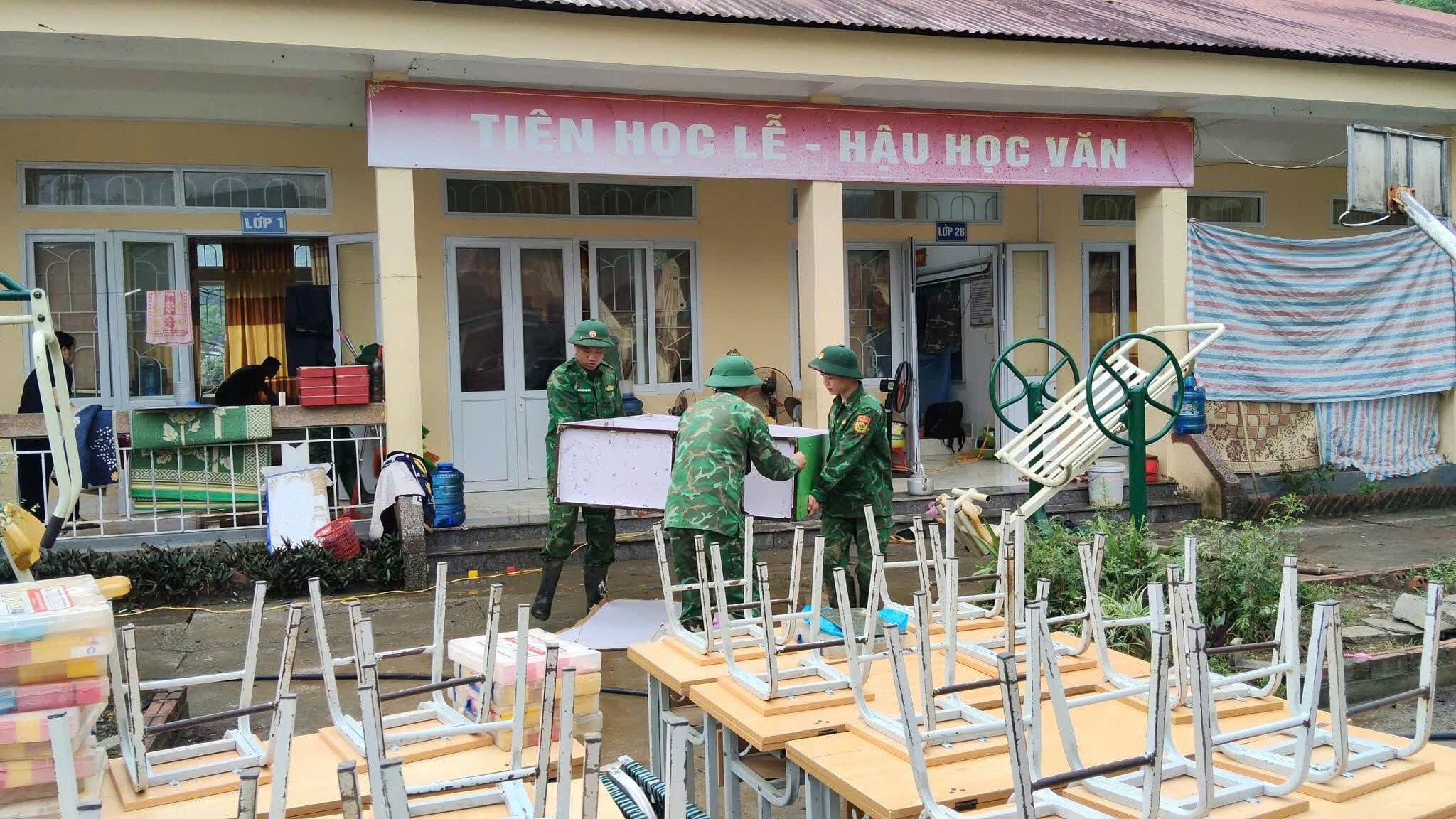 Đồn Biên phòng Cửa khẩu Lý Vạn tiếp tục cử cán bộ, chiến sĩ xuống địa bàn hỗ trợ dọn dẹp bùn đất, vệ sinh môi trường, sửa chữa cơ sở vật chất tại Trường Mầm non Minh Long.