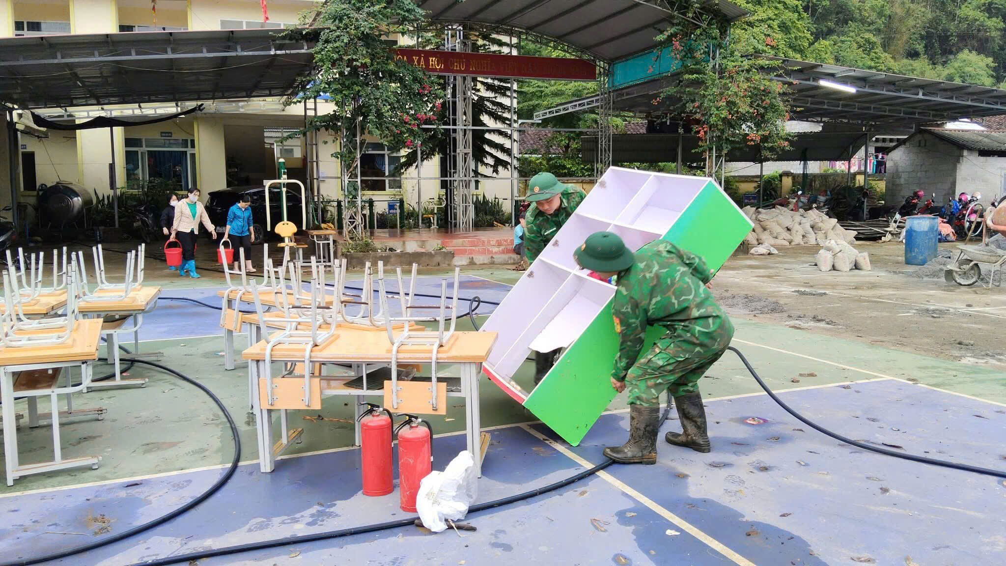 Cán bộ, chiến hỗ trợ dọn dẹp bùn đất, vệ sinh môi trường. 
