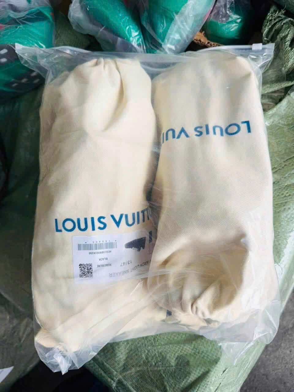 Sản phẩm giả mạo nhãn hiệu Louis Vuitton.