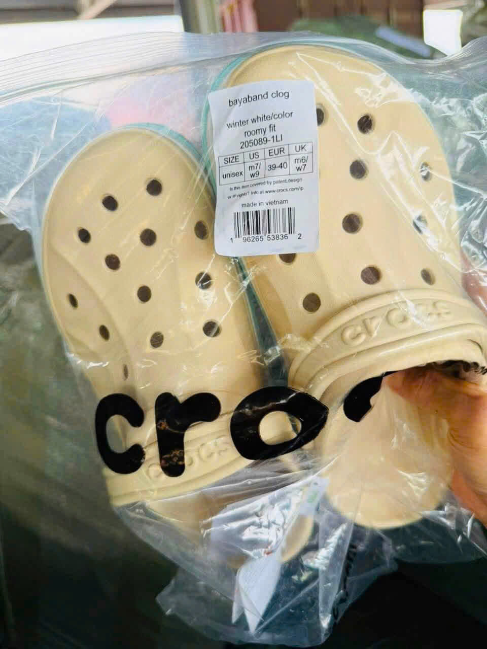 Sản phẩm giả mạo gắn nhãn hiệu Crocs.