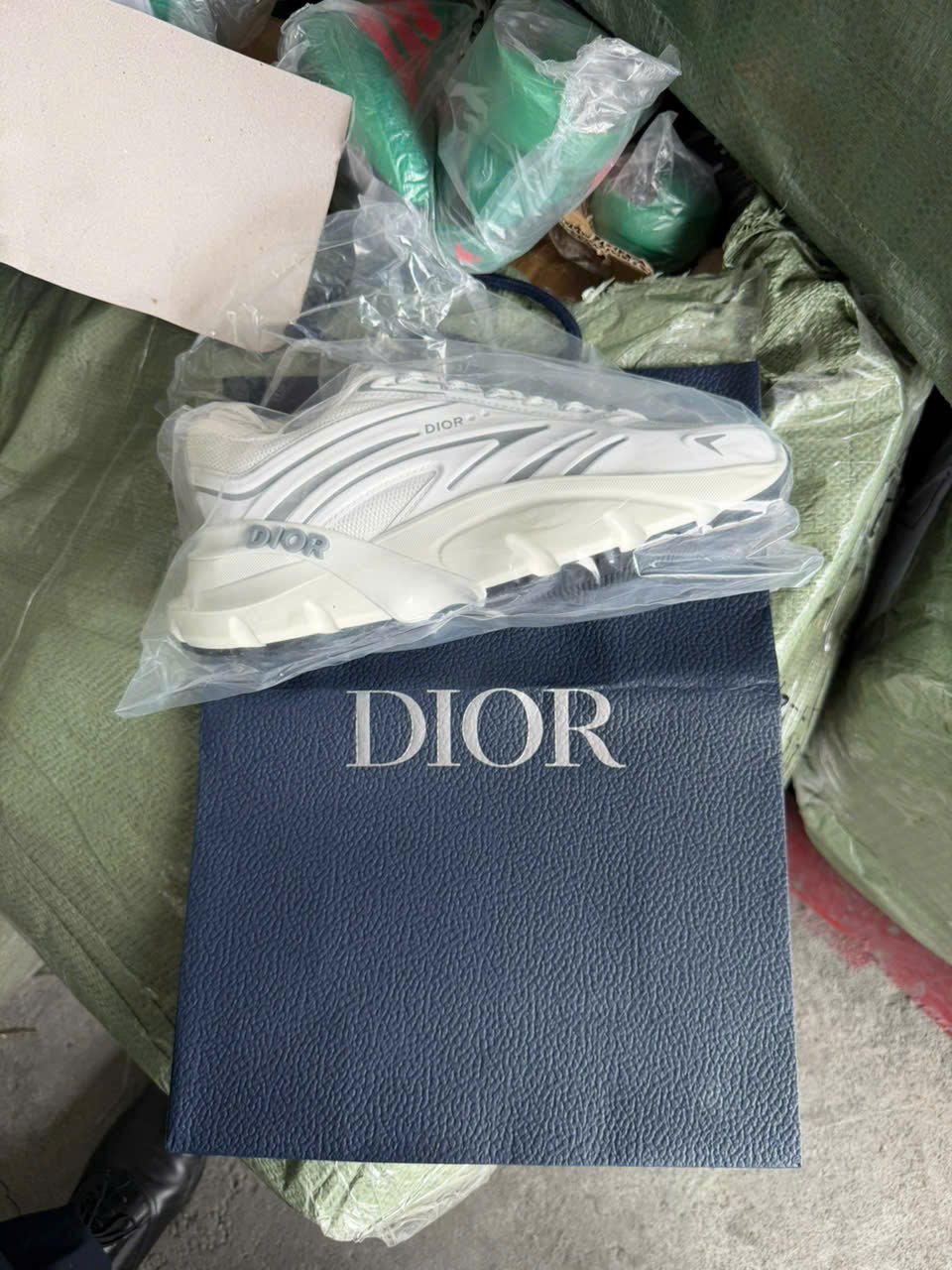 Tang vật vi phạm hàng hoá giả mạo nhãn hiệu DIOR.