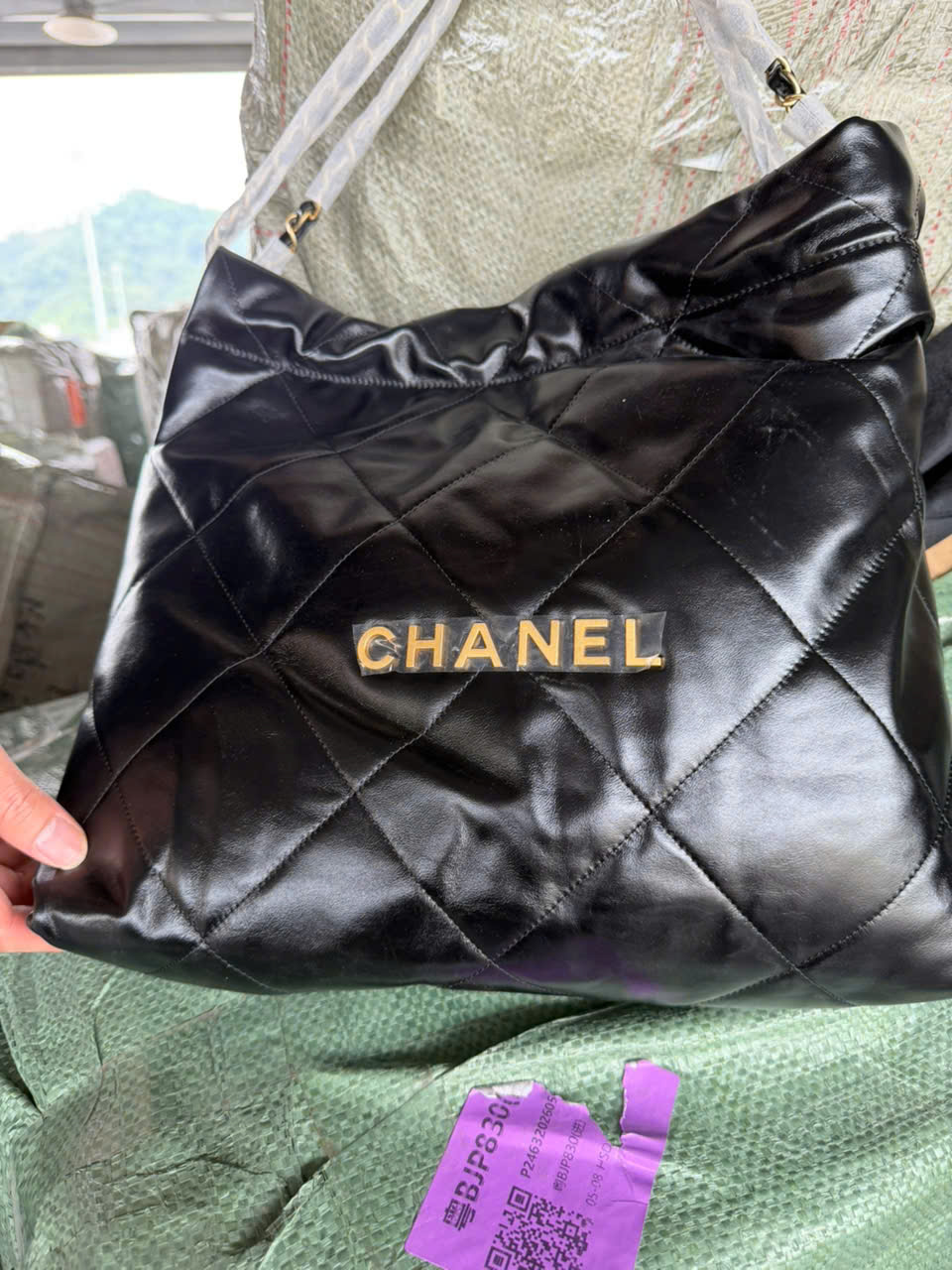 Sản phẩm túi xách chất liệu giả da, gắn nhãn hiệu Chanel giả mạo.