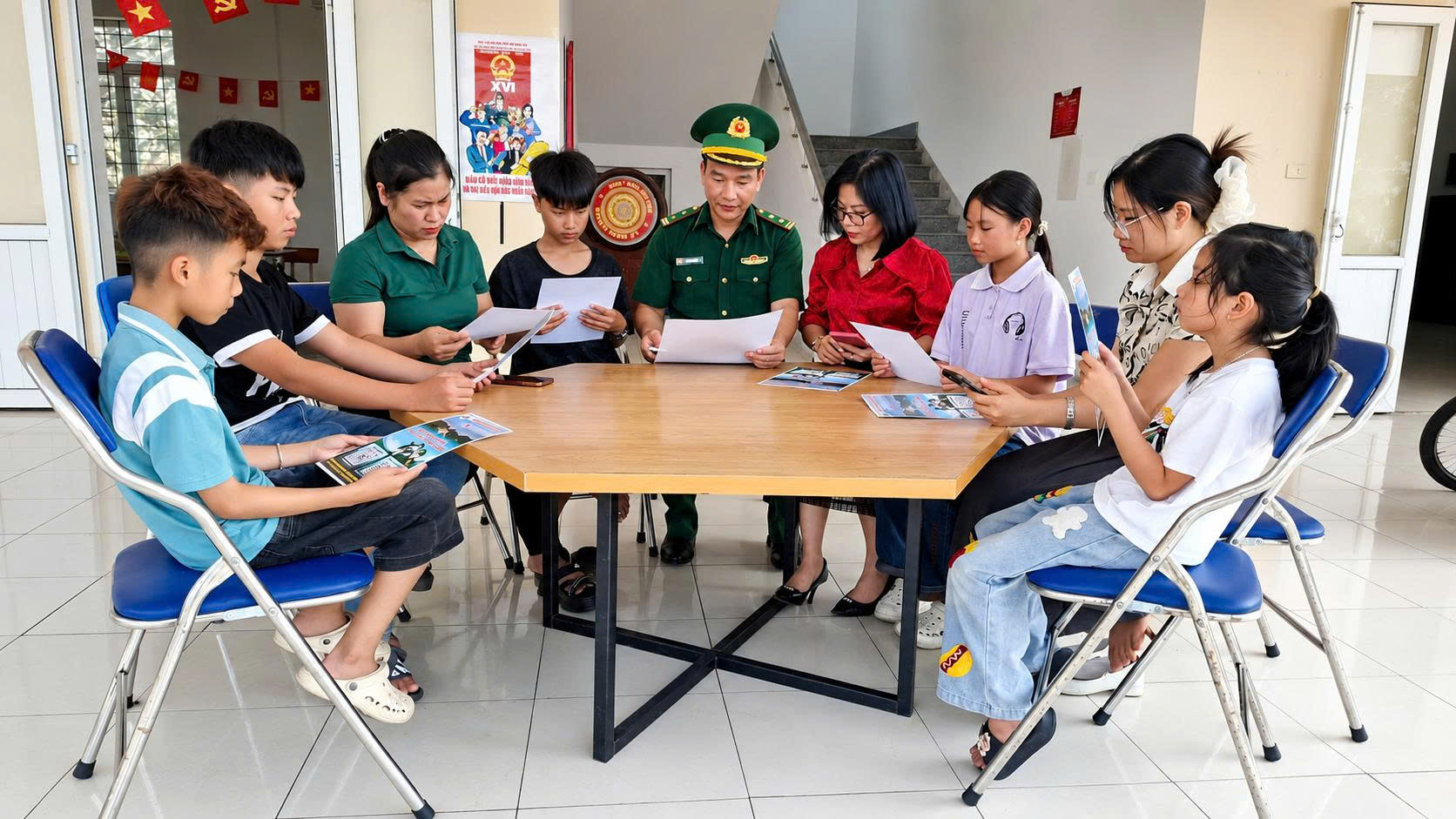 Cán bộ Đồn đã trực tiếp xuống địa bàn tuyên truyền, hướng dẫn người dân, ngư dân, giáo viên và học sinh tại điểm trường thôn Trần cách sử dụng mã QR.