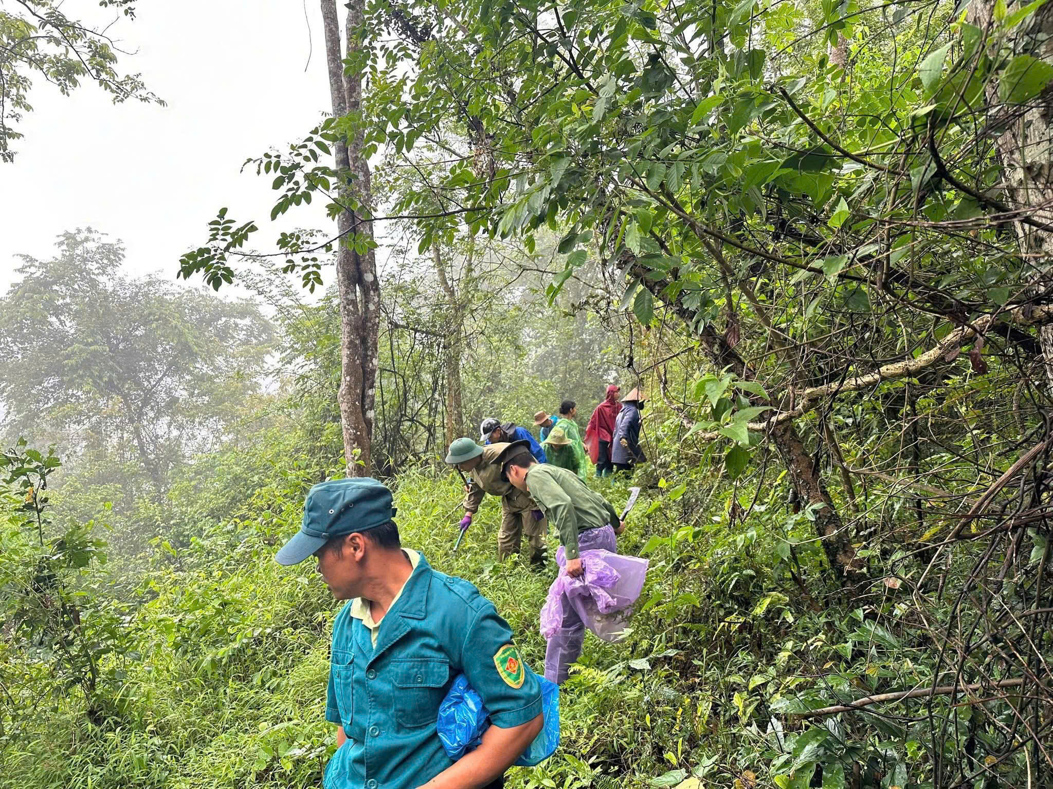 Cán bộ chiến sĩ, cùng nhân dân tuần tra phát quang đường tuần biên.