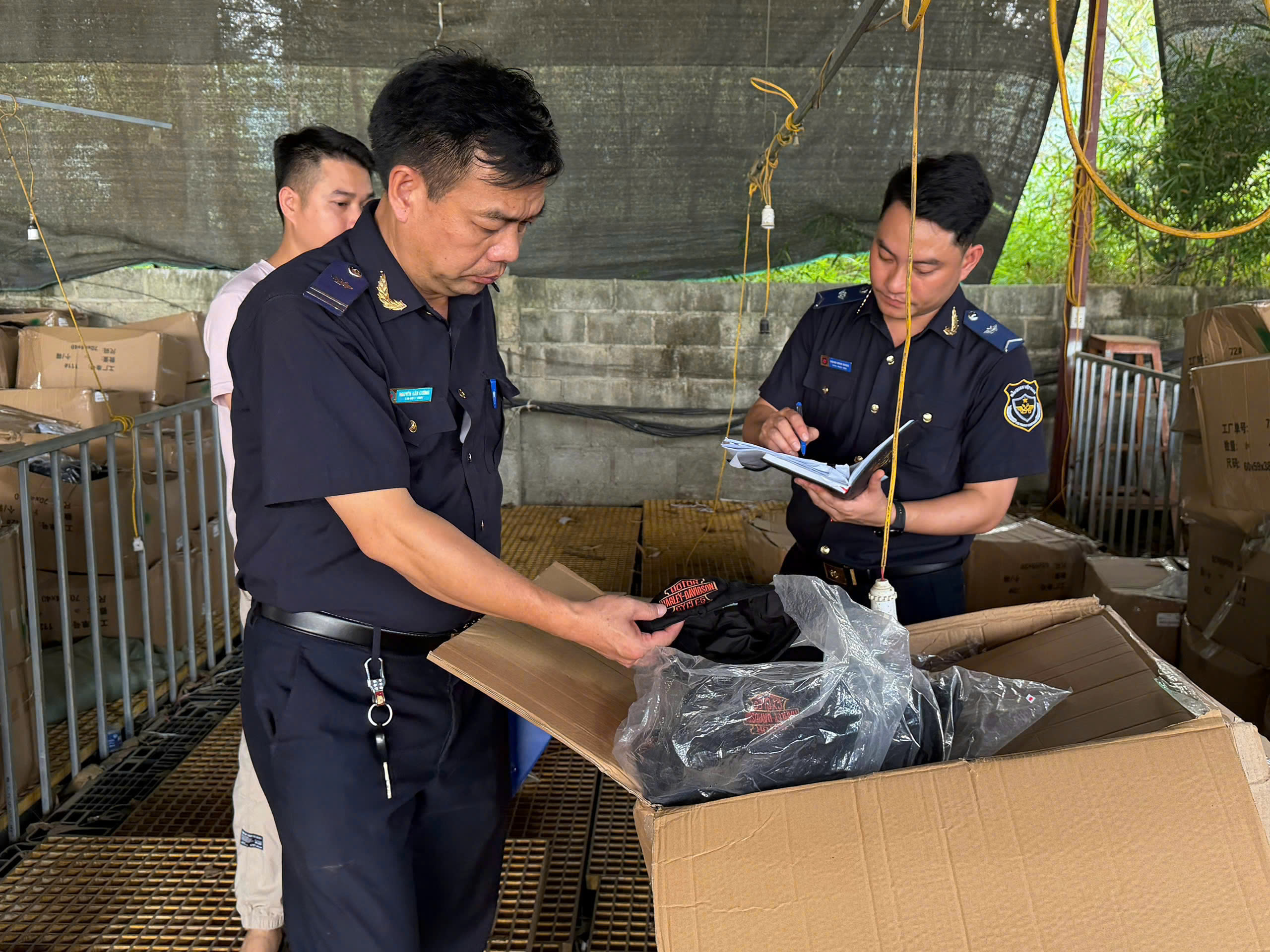 Hải quan cửa khẩu quốc tế Tà Lùng kiểm tra kho hàng. 