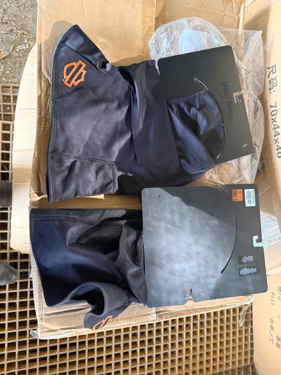 Toàn bộ sản phẩm đều in, thêu chữ và logo Harley-Davidson. 