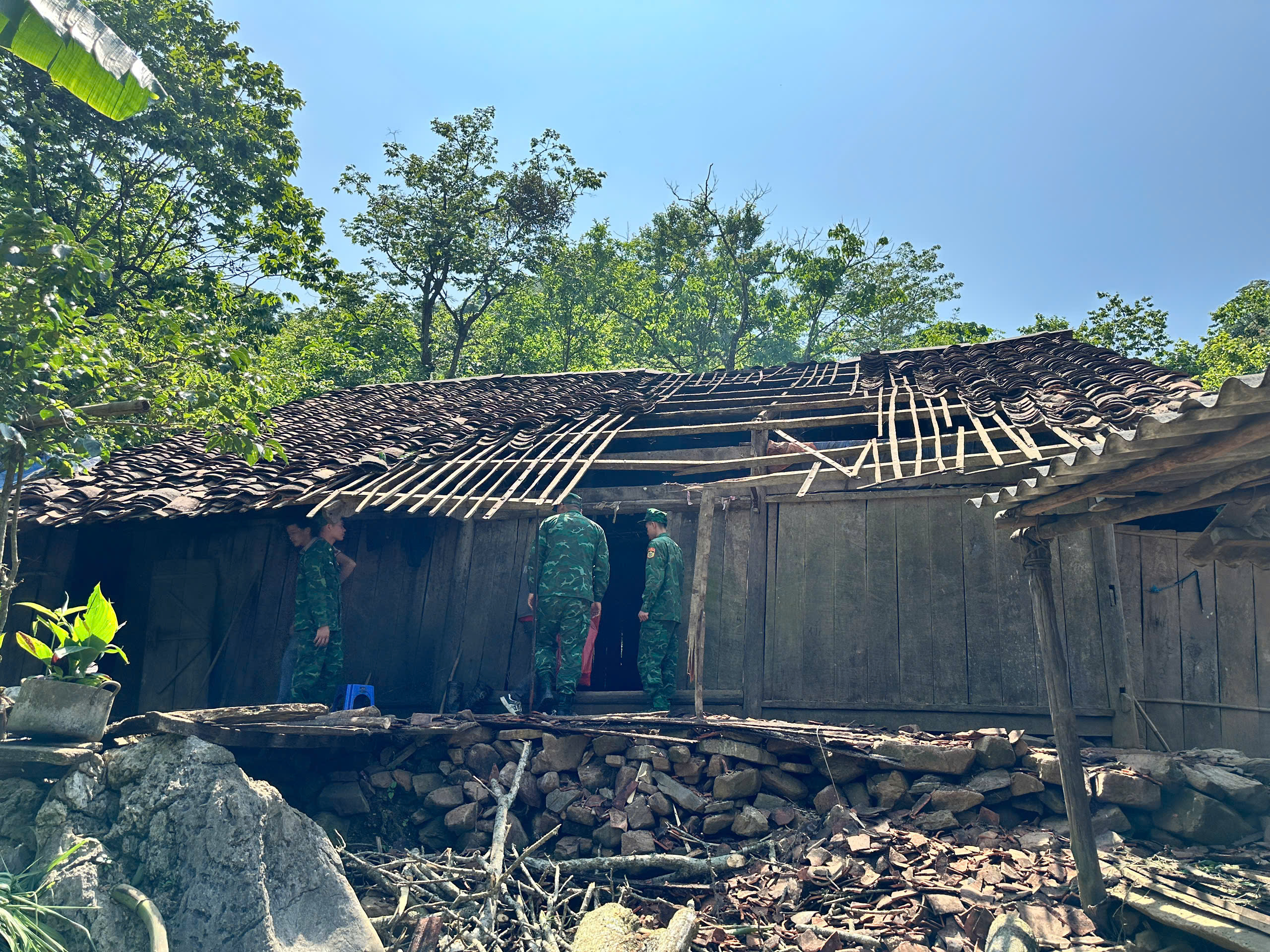 Sau khi cơn giông lốc đi qua tại để cảnh hoang tàn của mái nhà. 