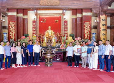 Dâng hương tại ATK Định Hóa 