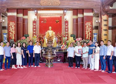 Dâng hương tại ATK Định Hóa 
