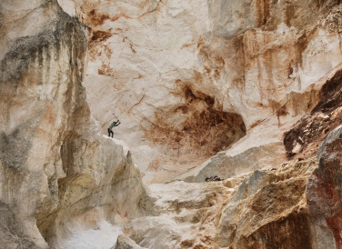Một công nhân đập đá để làm vật liệu xây dựng tại Kenscoff, khu vực đồi núi gần thủ đô Port-au-Prince của Haiti, ngày 24/7